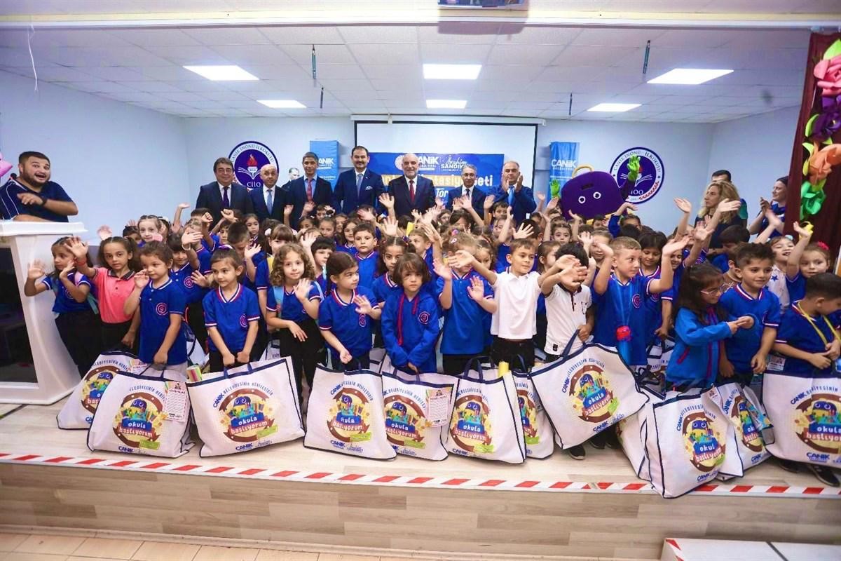 SAMSUN’UN CANİK BELEDİYE BAŞKANI İBRAHİM SANDIKÇI, BU YIL DA İLKOKUL BİRİNCİ SINIFA BAŞLAYAN TÜM ÖĞRENCİLERE ÇANTA VE KIRTASİYE SETİ HEDİYE EDECEKLERİNİ SÖYLEDİ.