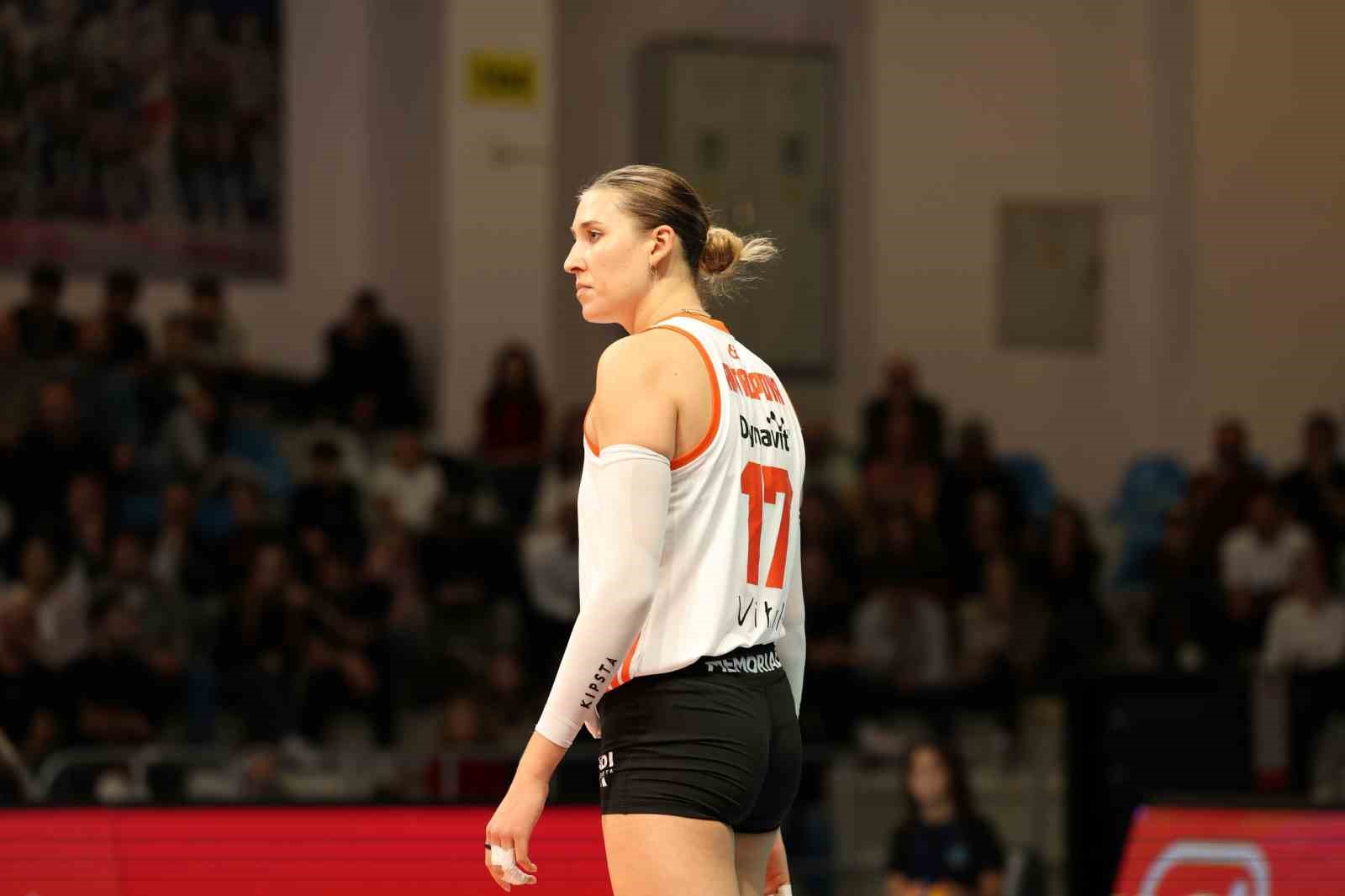 ECZACIBAŞI PERON İSTANBUL, VODAFONE SULTANLAR LİGİ’NİN İLK HAFTASINDA NİLÜFER BELEDİYESPOR DEPLASMANINDA 20-25, 19-25, 25-18, 25-19 VE 15-12’LİK SET SKORLARIYLA 3-2 GALİP AYRILDI.