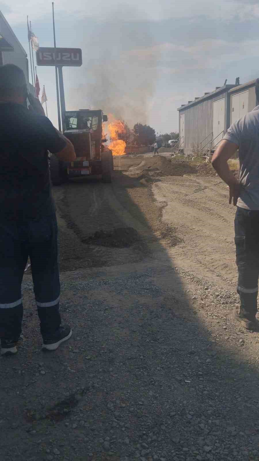 TEKİRDAĞ'IN ÇORLU İLÇESİNDE ALTYAPI VE YOL ÇALIŞMALARI KAPSAMINDA KAZI YAPAN İŞ MAKİNESİNİN, YANLIŞLIKLA DOĞAL GAZ BORUSUNA HASAR VERMESİYLE YANGIN ÇIKTI.