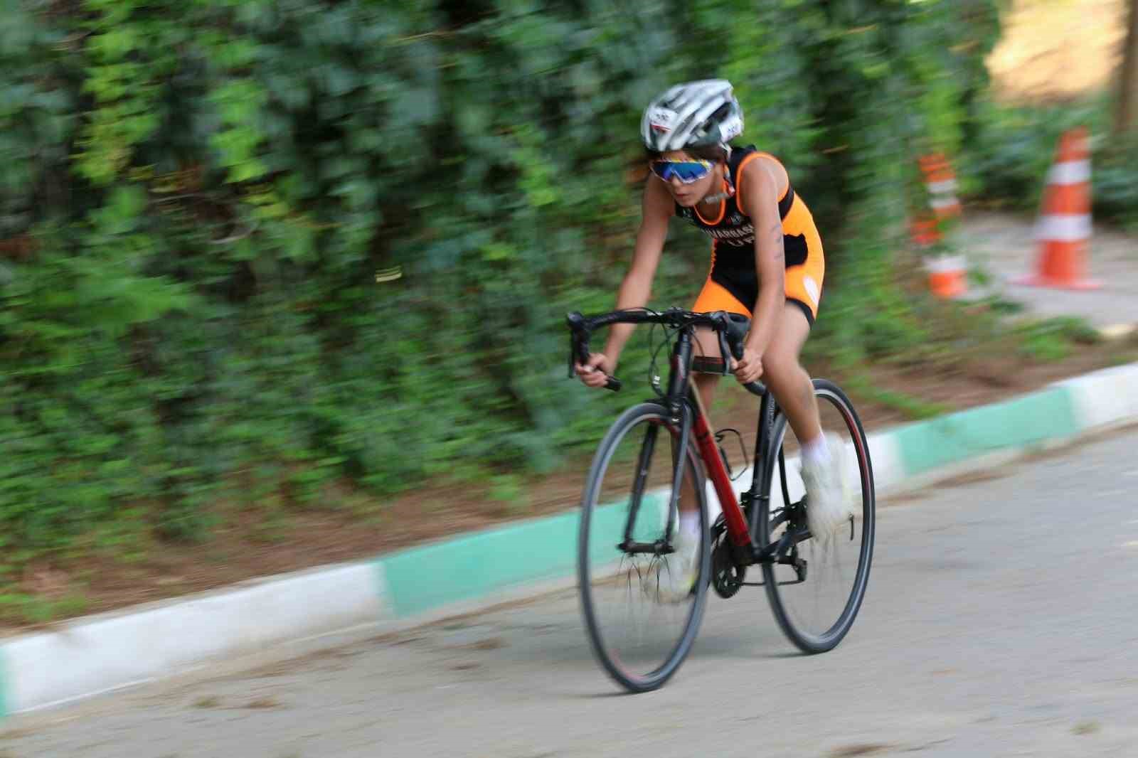 SPORA VE SPORCUYA BÜYÜK ÖNEM VEREN OSMANGAZİ BELEDİYESİ, GENÇLERİ SPORA TEŞVİK ETMEK VE SPORUN YAYGINLAŞMASINI SAĞLAMAK AMACIYLA DÜZENLENEN ORGANİZASYONLARA DESTEK VERMEYE DEVAM EDİYOR. BU KAPSAMDA, TÜRKİYE TRİATLON FEDERASYONU BURSA İL TEMSİLCİLİĞİ, OSMANGAZİ BELEDİYESİ VE OSMANGAZİ BELEDİYESPOR İŞ BİRLİĞİNDE DÜZENLENEN BURSA DUATLON İL BİRİNCİLİĞİ MÜSABAKALARI, NEFES KESEN YARIŞLARA SAHNE OLDU.