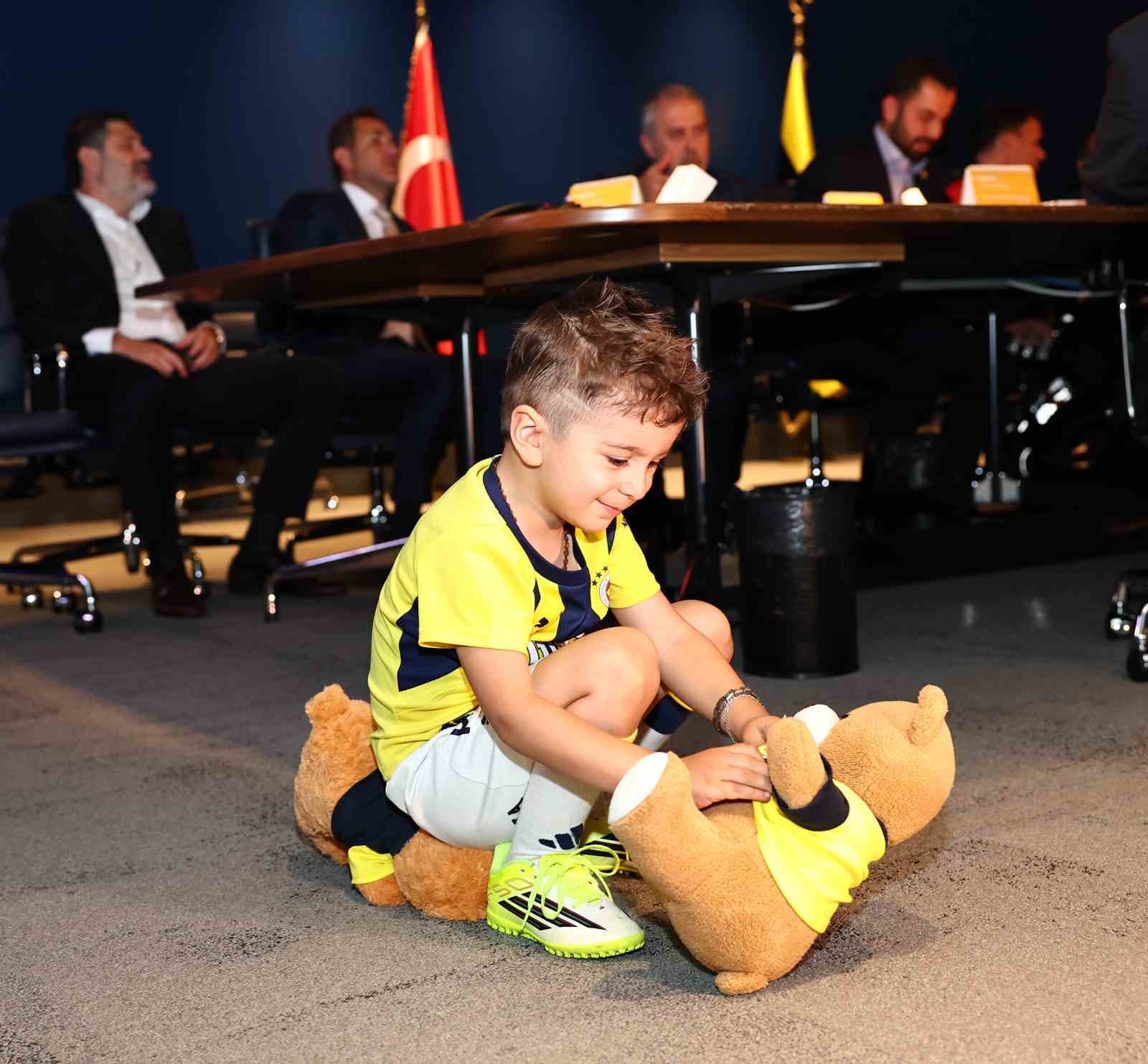 MİNİK TARAFTAR GÖKTUĞ, BAŞKAN AZİZ YILDIRIM VE YÖNETİCİLERLE BULUŞTU