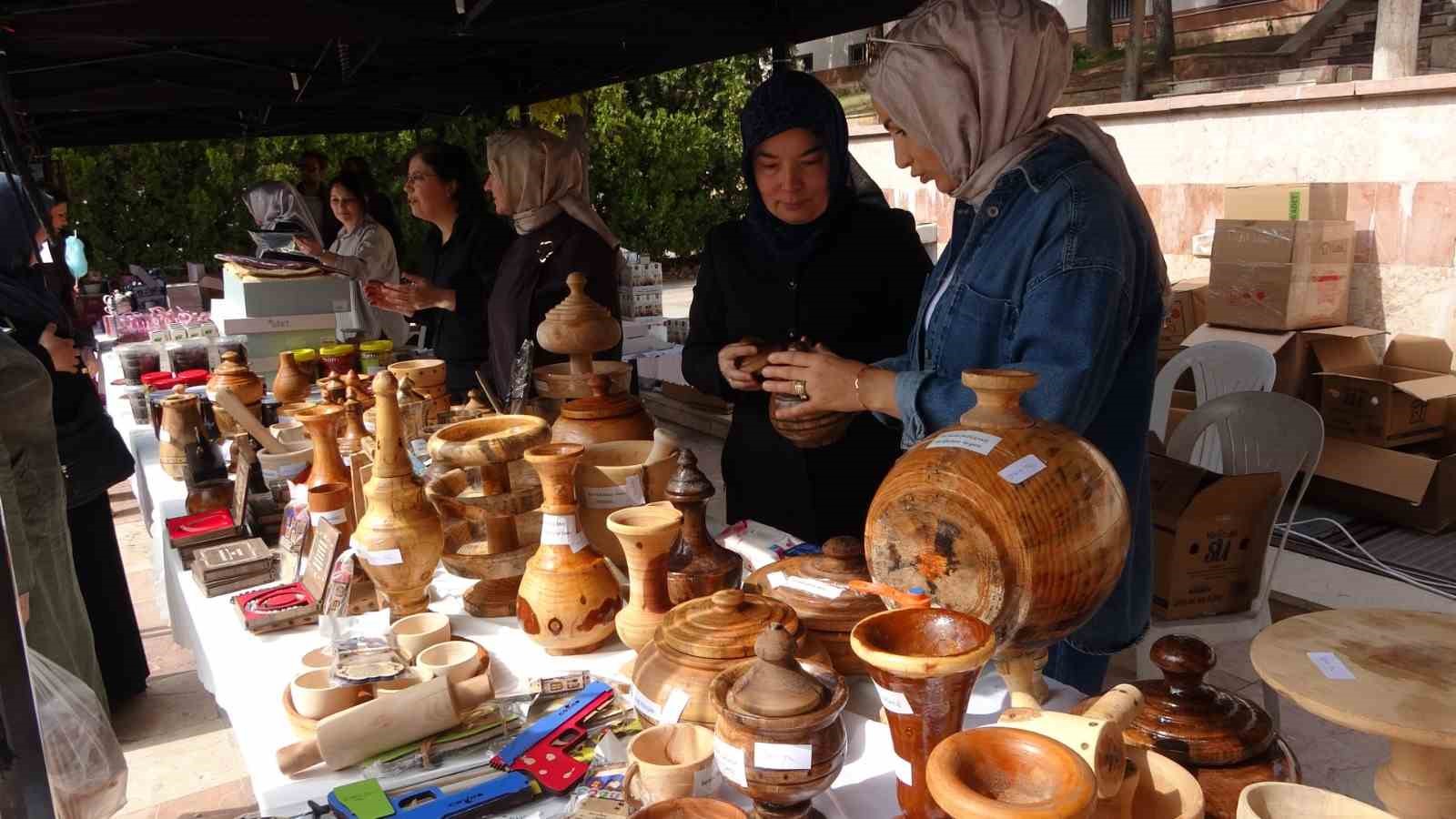 BİLECİK'TE 'BİR İYİLİK, BİR UMUT, BİR ÇOCUĞUN GELECEĞİNE DOKUNSUN' SLOGANIYLA BİR ARAYA GELDİLER