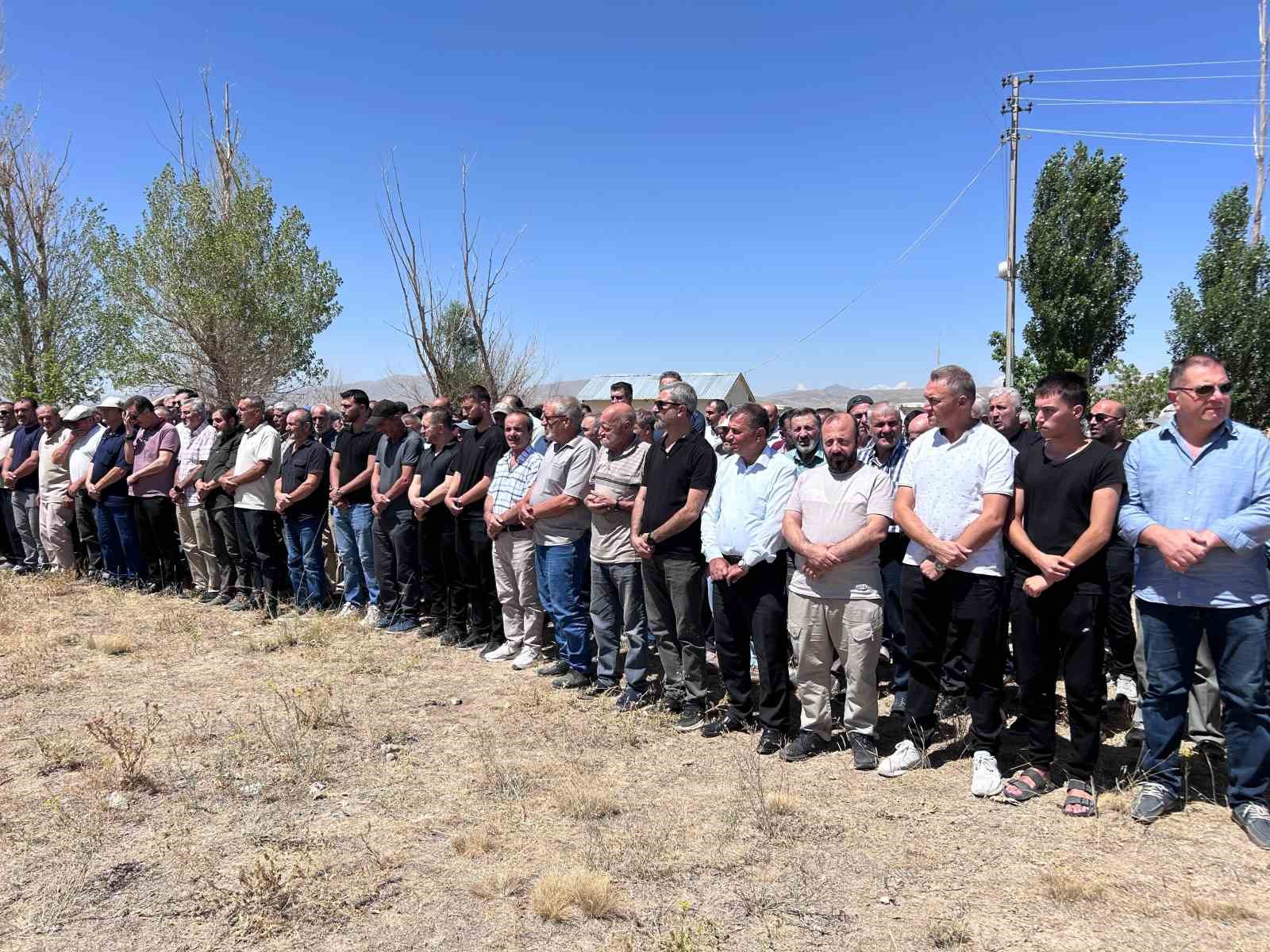 İHLAS HABER AJANSI (İHA) VAN BÖLGE MÜDÜRÜ ŞÜKRÜ AKYÜZ’ÜN KALP KRİZİ SONUCU HAYATINI KAYBEDEN OĞLU ÖMER FARUK AKYÜZ, GÖZYAŞLARI ARASINDA TOPRAĞA VERİLDİ.
