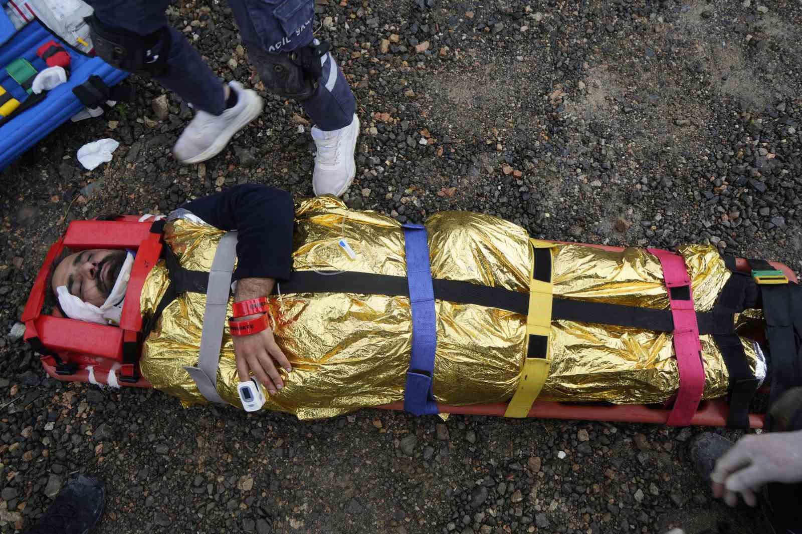 GÜMÜŞHANE’DE UMKE EKİPLERİ, HEYELAN SONRASI TRAFİK KAZASI SENARYOSUYLA MEDİKAL KURTARMA TATBİKATI GERÇEKLEŞTİRDİ.