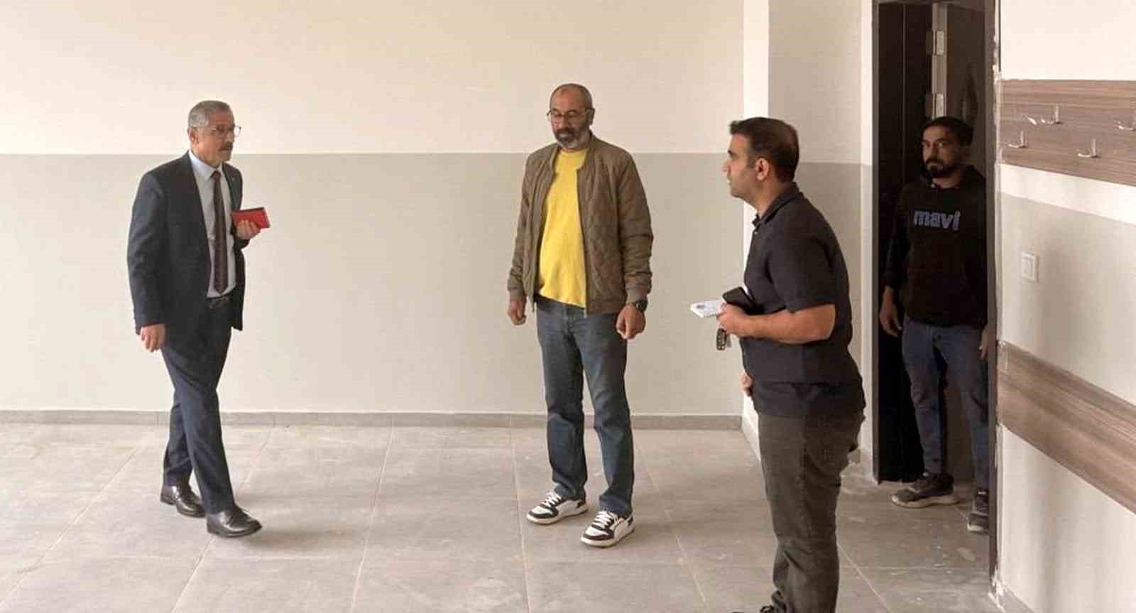 GAZİANTEP'İN ARABAN İLÇESİNDE, TOKİ TARAFINDAN İNŞA EDİLEN SOSYAL VE DEPREM KONUTLARI ALANINDA YAPIMI DEVAM EDEN 32 DERSLİKLİ İLK VE ORTAOKULUN İNŞAATINDA SONA GELİNDİ.