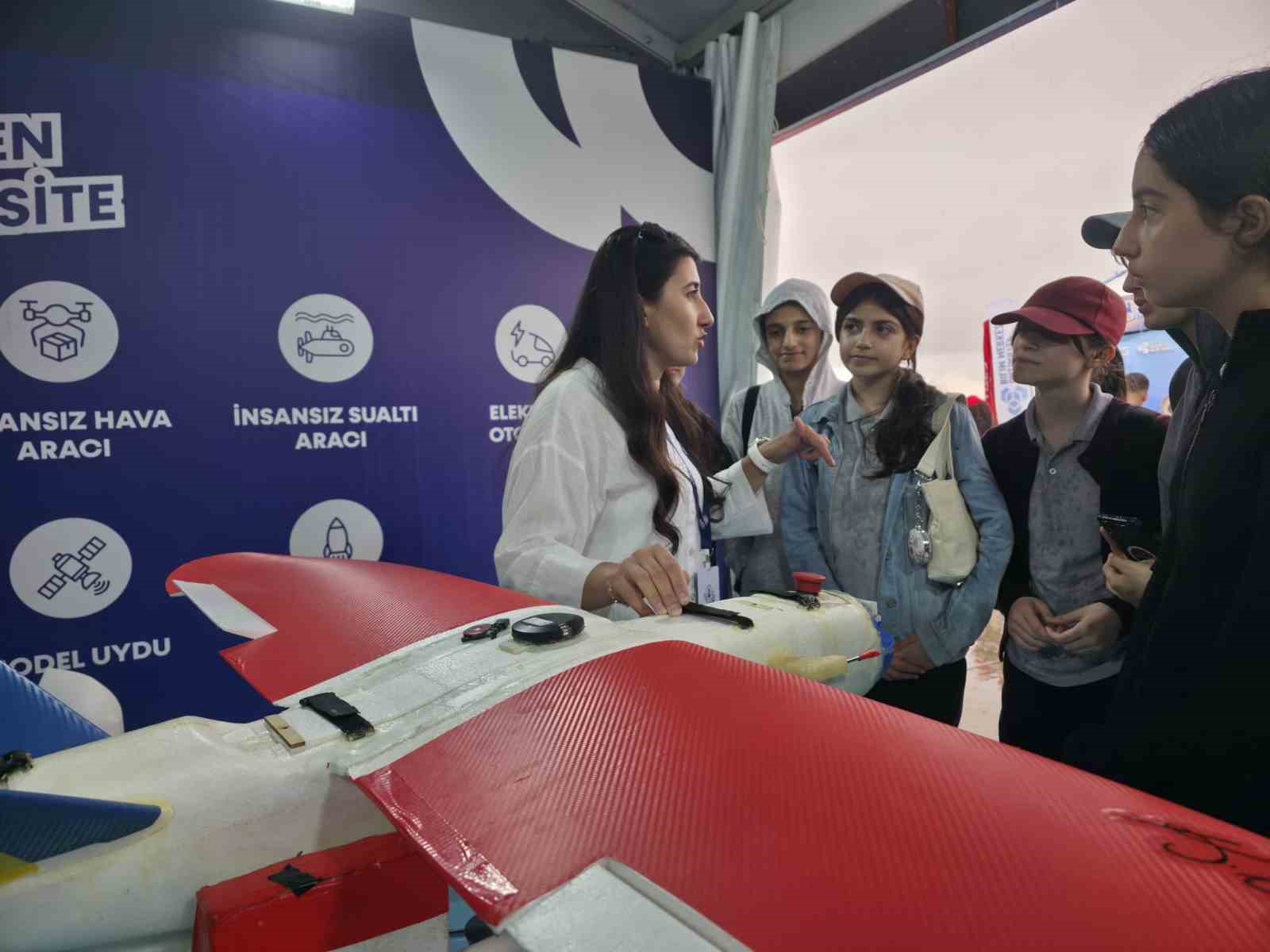 BARTIN ÜNİVERSİTESİ (BARÜ), BU YIL ŞANLIURFA'DA DÜZENLENEN TEKNOFEST 2026’DA BİLİM VE TEKNOLOJİ ALANINDAKİ ÇALIŞMALARINI TANITIRKEN ÖĞRENCİLERİNİN GELİŞTİRDİĞİ PROJELERİ DE ZİYARETÇİLERLE BULUŞTURUYOR.