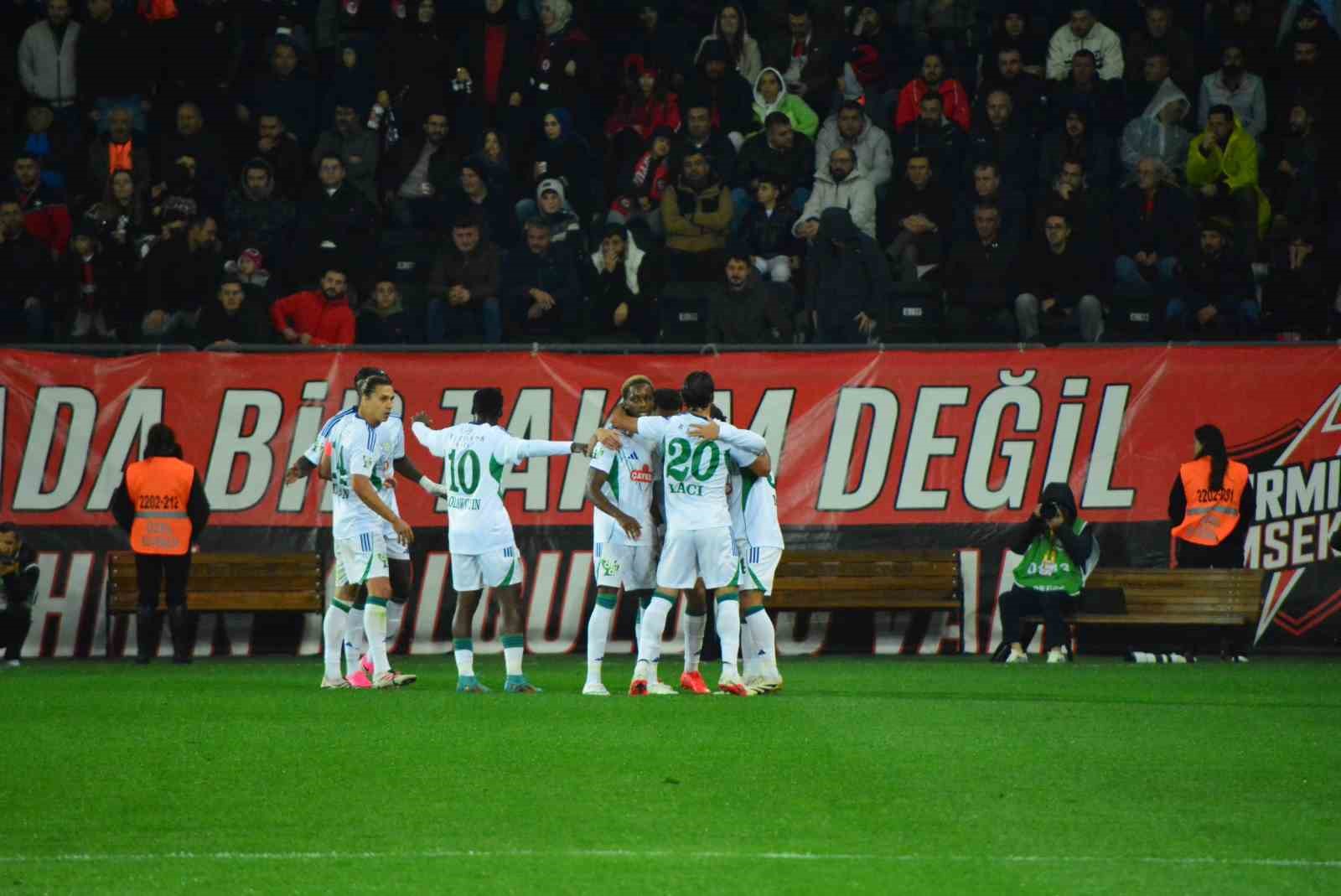 ÇORUM FK, TRENDYOL SÜPER LİG’İN 8. HAFTASINDA ÇAYKUR RİZESPOR’U KONUK EDİYOR. MÜSABAKANIN İLK YARISI 1-1'LİK BERABERLİKLE TAMAMLANDI.