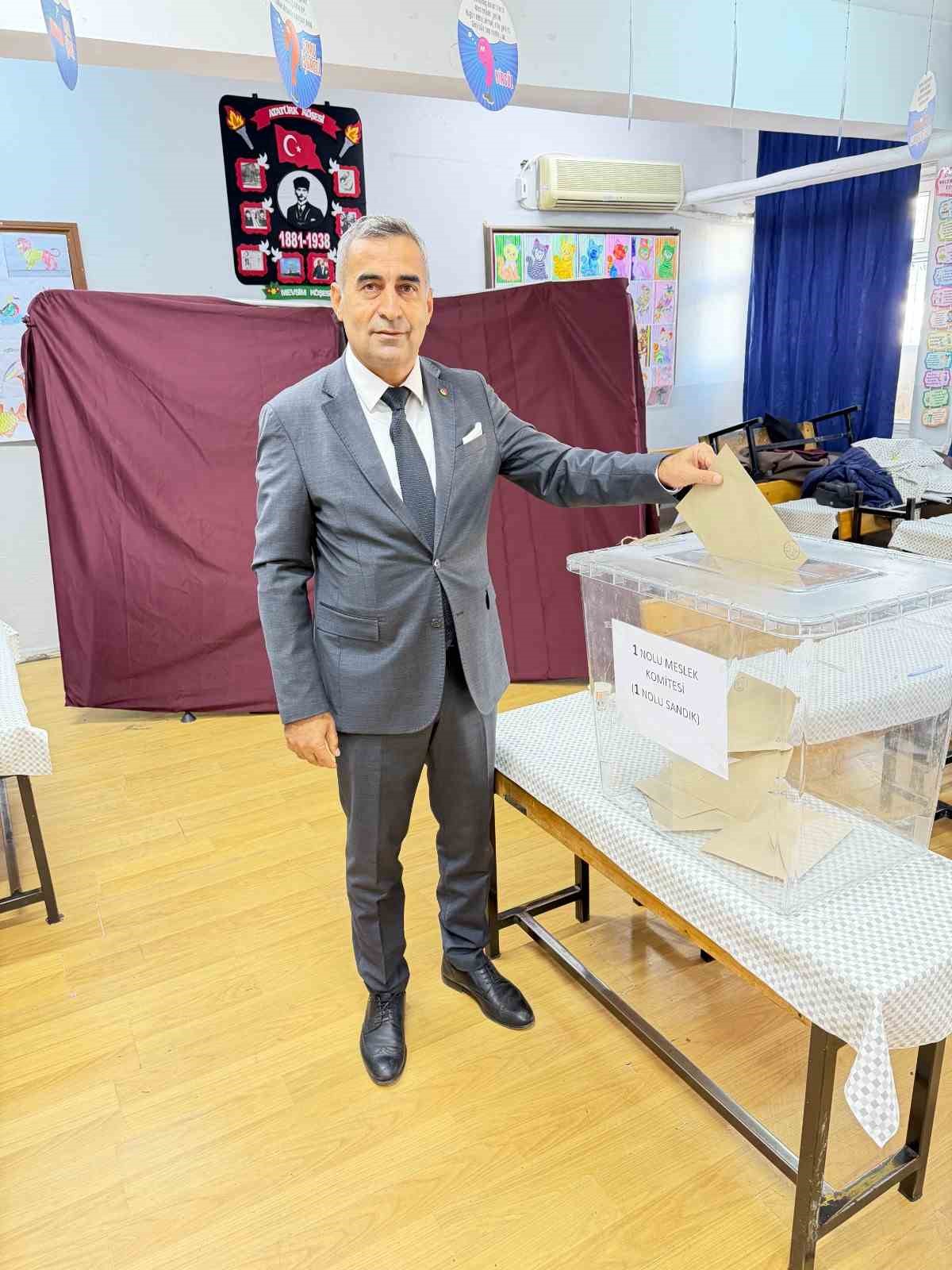AKHİSAR TİCARET VE SANAYİ ODASI SEÇİMLERİNDE 10 MESLEK GRUBUNUN 5'İNDE SAMİ KARAOĞLAN'IN (FOTOĞRAFTAKİ) BEYAZ LİSTESİ, 2'SİNDE UFUK MERDE'NİN MAVİ LİSTESİ, 3'ÜNDE İSE BAĞIMSIZ LİSTELER SANDIKTAN ÖNDE ÇIKTI. KARAOĞLAN, "BURADA KAYBEDEN YOK, KAZANAN VAR. AKHİSAR KAZANDI" DEDİ.