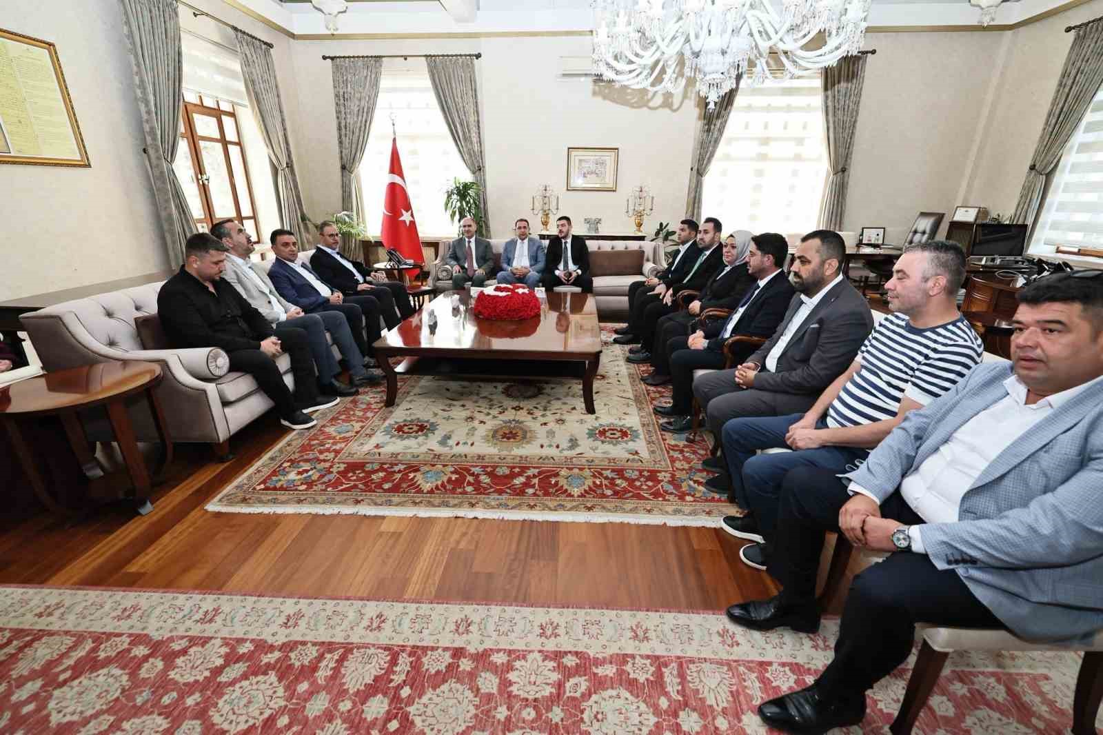MANİSA VALİSİ VAHDETTİN ÖZKAN, ÖNCEKİ DÖNEM GENÇLİK VE SPOR BAKANI VE AK PARTİ İZMİR MİLLETVEKİLİ MEHMET KASAPOĞLU, AK PARTİ MANİSA MİLLETVEKİLİ MURAT BAYBATUR VE AK PARTİ MANİSA İL BAŞKANI SÜLEYMAN TURGUT İLE BİR ARAYA GELDİ. GÖRÜŞMEDE MANİSA’DA DEVAM EDEN VE PLANLANAN YATIRIMLARIN YANI SIRA GENÇLİK VE SPOR ALANINDAKİ PROJELER ELE ALINDI.
