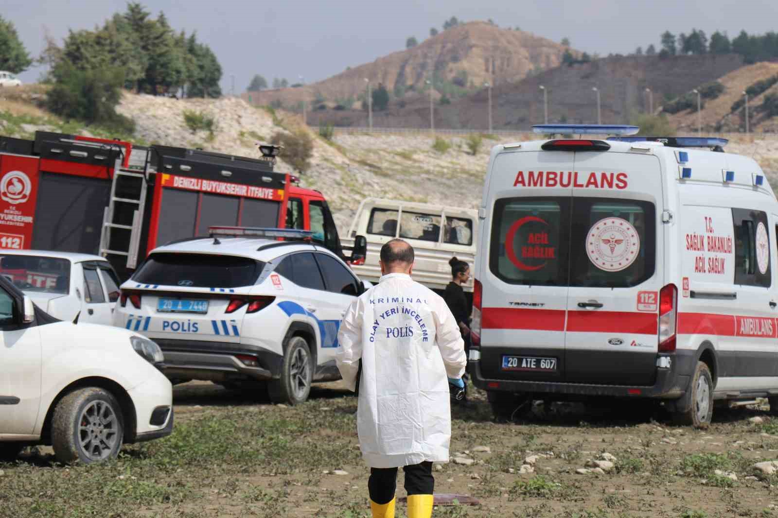 DENİZLİ’NİN PAMUKKALE İLÇESİNDE BULUNAN VALİ RECEP YAZICIOĞLU BARAJ GÖLETİ'NDE BİR ERKEĞE AİT CESET BULUNDU. ÜZERİNDEN KİMLİK ÇIKMAYAN VE VÜCUDUNDA DARP İZLERİ OLDUĞU İLERİ SÜRÜLEN ŞAHSIN KESİN ÖLÜM NEDENİ YAPILACAK OTOPSİNİN ARDINDAN NETLİK KAZANACAK.