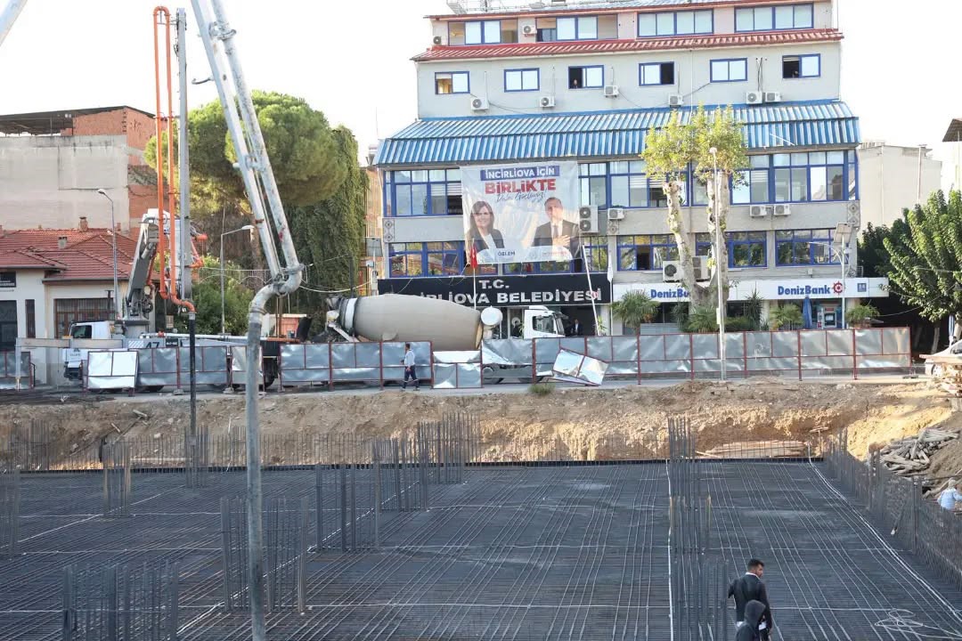 AYDIN'IN İNCİRLİOVA İLÇESİNDE HAYATA GEÇİRİLEN YENİ CUMHURİYET MEYDANI VE YERALTI OTOPARKI PROJESİ’NDE TEMEL DONATI ÇALIŞMALARI TAMAMLANIRKEN, YAKLAŞIK 150 TON DEMİR KULLANILAN YAPININ TEMEL BETONUNUN DÖKÜMÜNE BAŞLANDI.