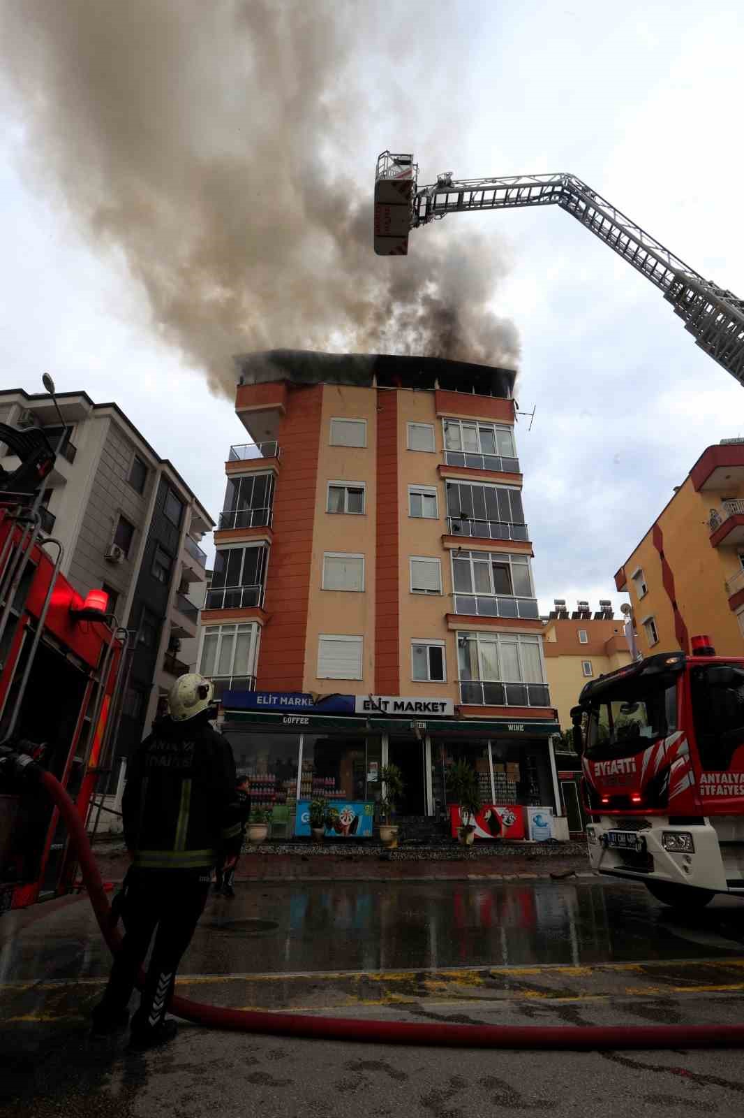 ANTALYA’DA 5 KATLI BİR APARTMANIN EN KATINDA YANGIN ÇIKTI. İTFAİYE EKİPLERİNİN YAKLAŞIK 1 SAATLİK ÇALIŞMASI SONUCU YANGIN SÖNDÜRÜLÜRKEN, DAİRE TAMAMEN KULLANILAMAZ HALE GELDİ.