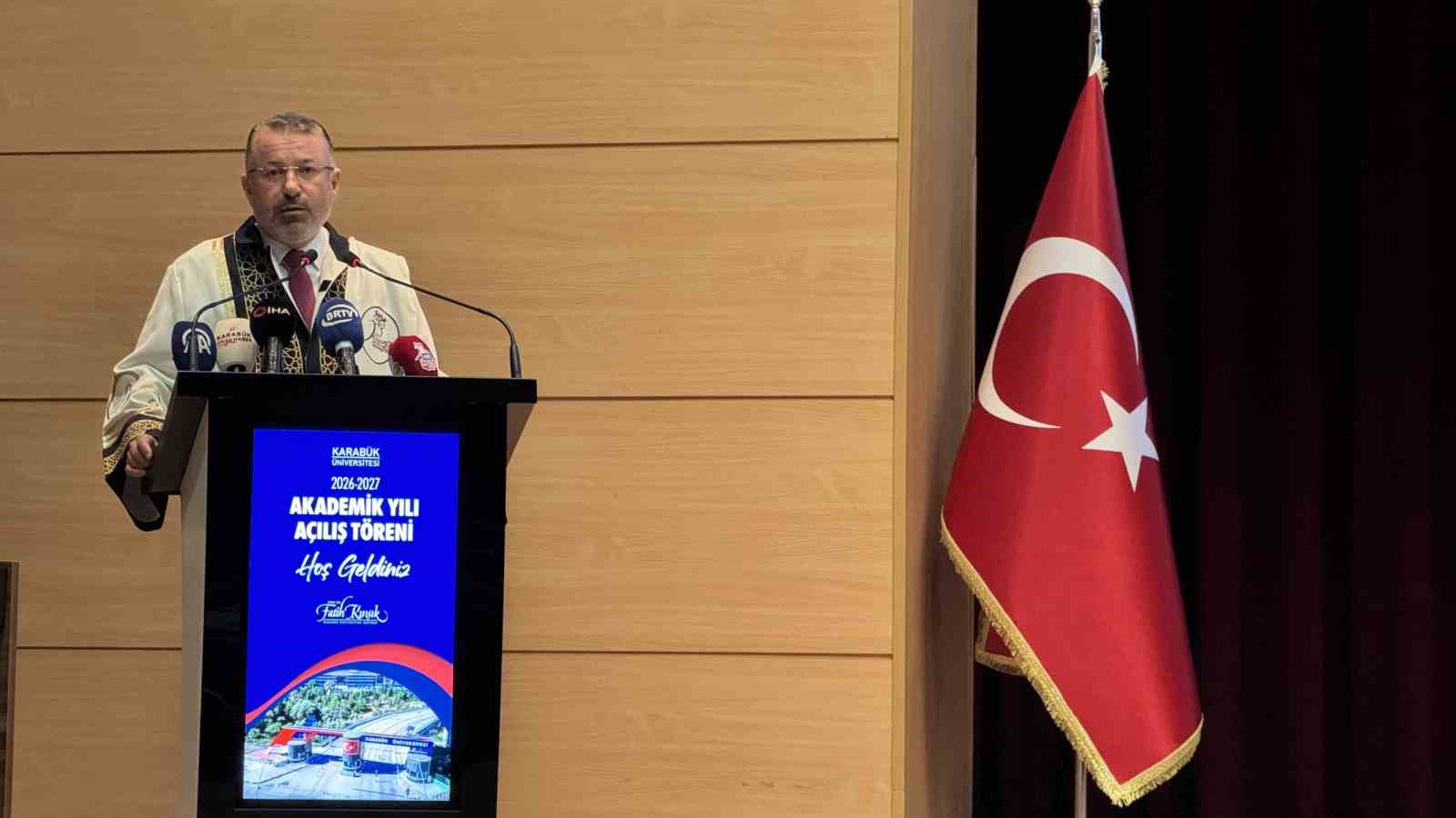 ARDINDAN GERÇEKLEŞTİRİLEN 2026-2027 AKADEMİK YILI AÇILIŞ TÖRENİ'NDE KONUŞAN KBÜ REKTÖRÜ PROF. DR. FATİH KIRIŞIK, ÜNİVERSİTENİN HIZLI BİR GELİŞİM GÖSTERDİĞİNİ SÖYLEDİ.