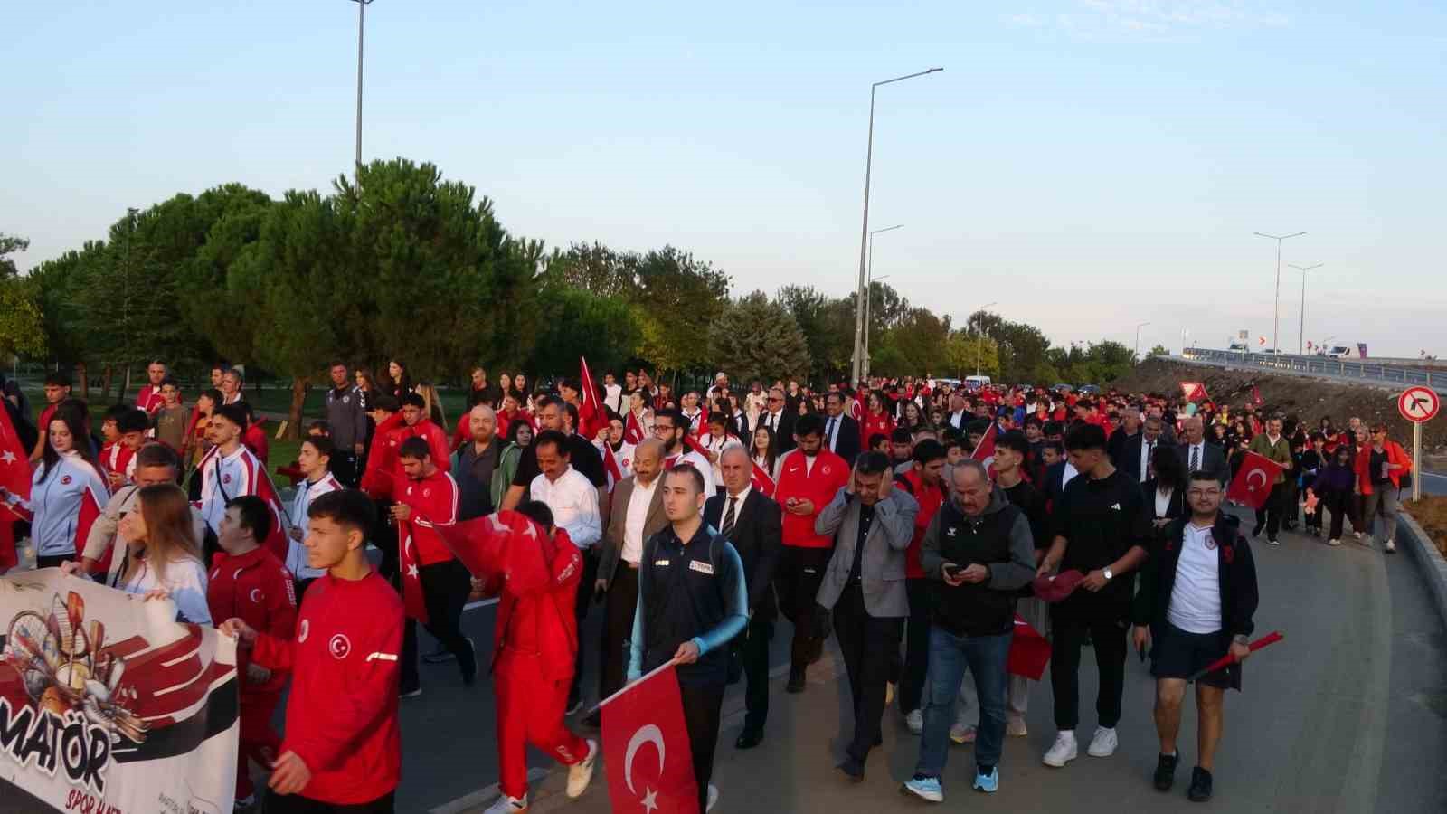 AMATÖR SPOR HAFTASI TÜRKİYE'DE 5-11 EKİM TARİHLERİ ARASINDA DÜZENLENEN TÖRENLERLE KUTLANIYOR. AMATÖR SPORUN GÜCÜNÜ VE SPOR KÜLTÜRÜNÜ YAŞATMAYI HEDEFLEYEN ETKİNLİKLER SAMSUN'DA İLKADIM OKÇULUK SALONU ÖNÜNDEN HAREKETLENEN YÜRÜYÜŞLE BAŞLADI.