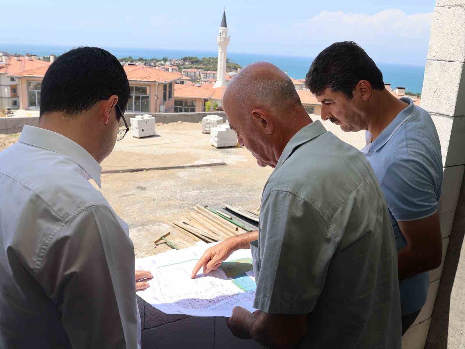 ARSUZ KAYMAKAMI FATİH EROĞLU, ÖZBEKİSTAN MAHALLESİ TOKİ KONUTLARI ALANINDA YAPIMI DEVAM EDEN EĞİTİM KURUMLARINDA İNCELEMELERDE BULUNDU.