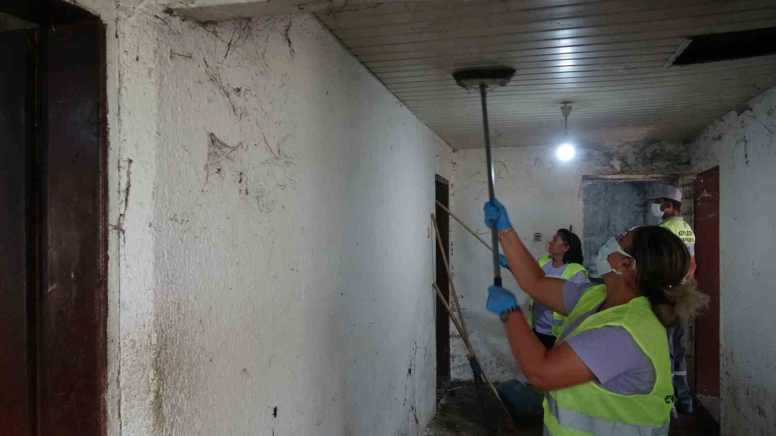 ANTALYA’NIN KEPEZ İLÇESİNDE 8 YILDIR ÖRÜMCEK AĞLARI VE ÇÖPLERLE DOLU EVDE YAŞAMINI SÜRDÜRMEYE ÇALIŞAN YAŞLI KADINA KEPEZ BELEDİYESİ EKİPLERİ YARDIM ELİ UZATTI.