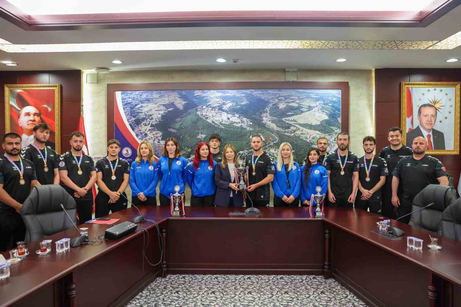 ONDOKUZ MAYIS ÜNİVERSİTESİ (OMÜ) ÖĞRENCİLERİ, 2025-2026 EĞİTİM-ÖĞRETİM YILINDA TÜRKİYE ÜNİVERSİTE SPORLARI FEDERASYONU (TÜSF) TARAFINDAN DÜZENLENEN MÜSABAKALARDA 12 ALTIN, 8 GÜMÜŞ VE 18 BRONZ OLMAK ÜZERE TOPLAM 38 MADALYA KAZANDI.
