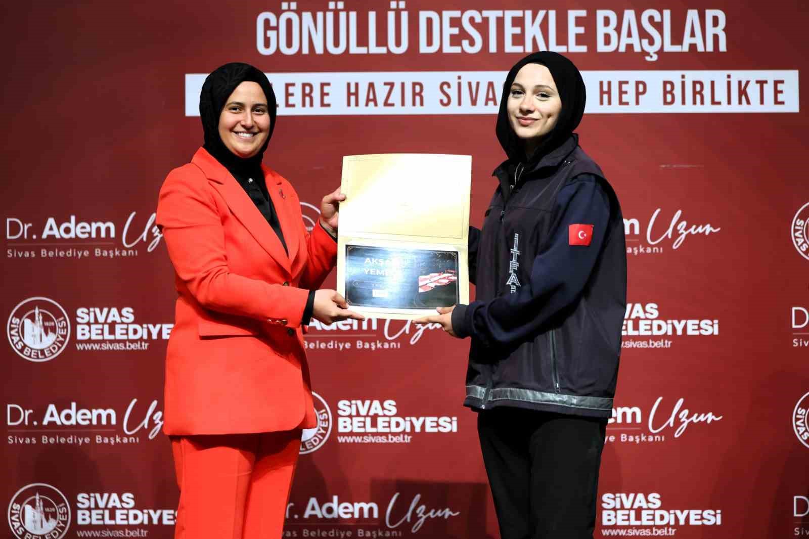 SİVAS BELEDİYESİ TARAFINDAN AFETLERE HAZIRLIK VE TOPLUMSAL FARKINDALIĞIN ARTIRILMASI AMACIYLA HAYATA GEÇİRİLEN "AFET VE İTFAİYE GÖNÜLLÜSÜ PROGRAMI" KAPSAMINDA EĞİTİMLERİNİ TAMAMLAYAN GÖNÜLLÜLERE TEŞEKKÜR BELGELERİ VERİLDİ.