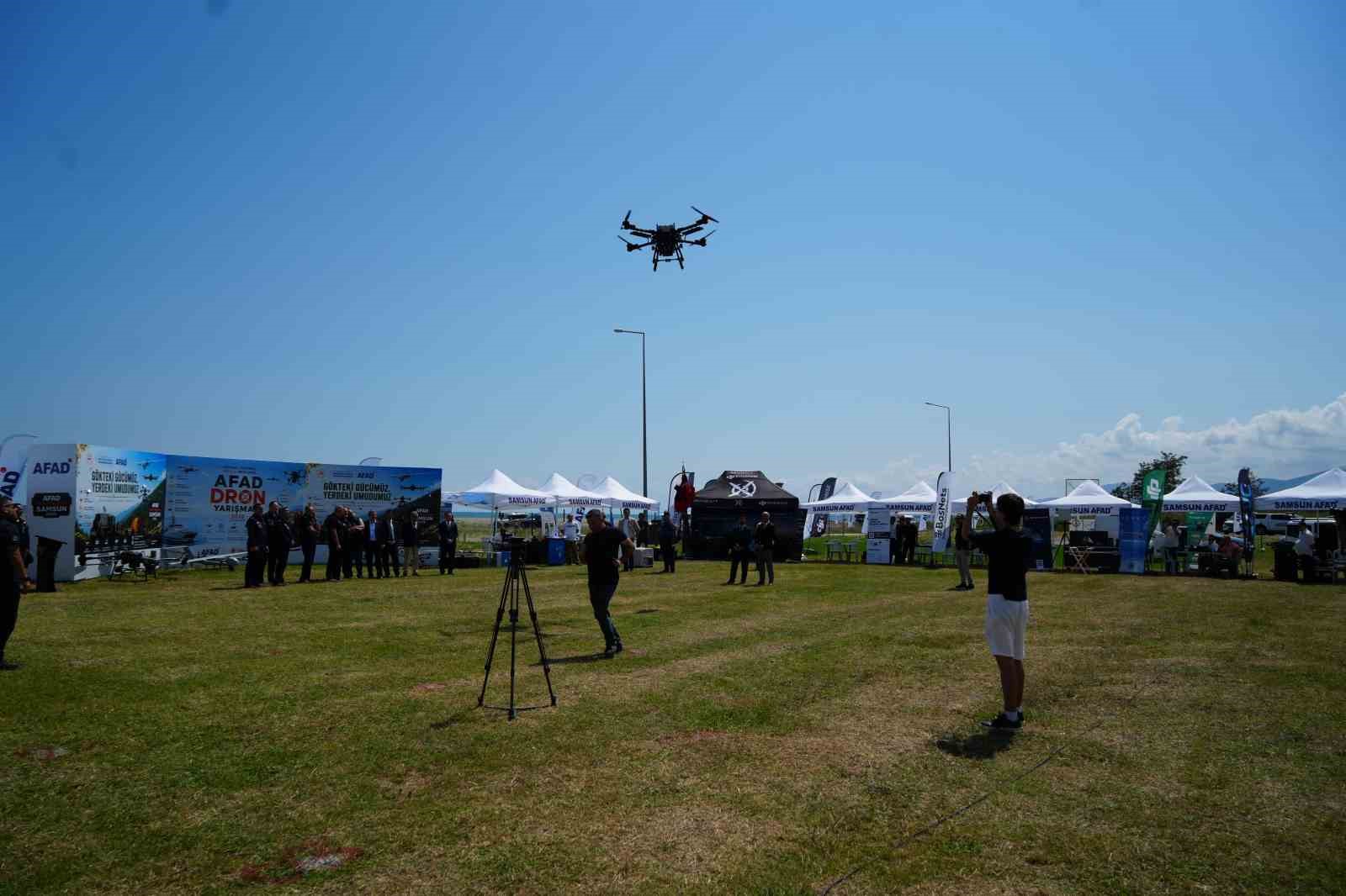 ETKİNLİK ALANINDA PROTOKOL ÜYELERİ BİRLİKTE YARIŞMA ALANINDA İNCELEMELERDE BULUNDU. AFAD EKİPLERİNDEN KULLANILAN DRONLAR HAKKINDA BİLGİ ALAN PROTOKOL ÜYELERİ, YÜK TAŞIMA KAPASİTESİNE SAHİP DRONUN UÇUŞUNU DA İZLEDİ.