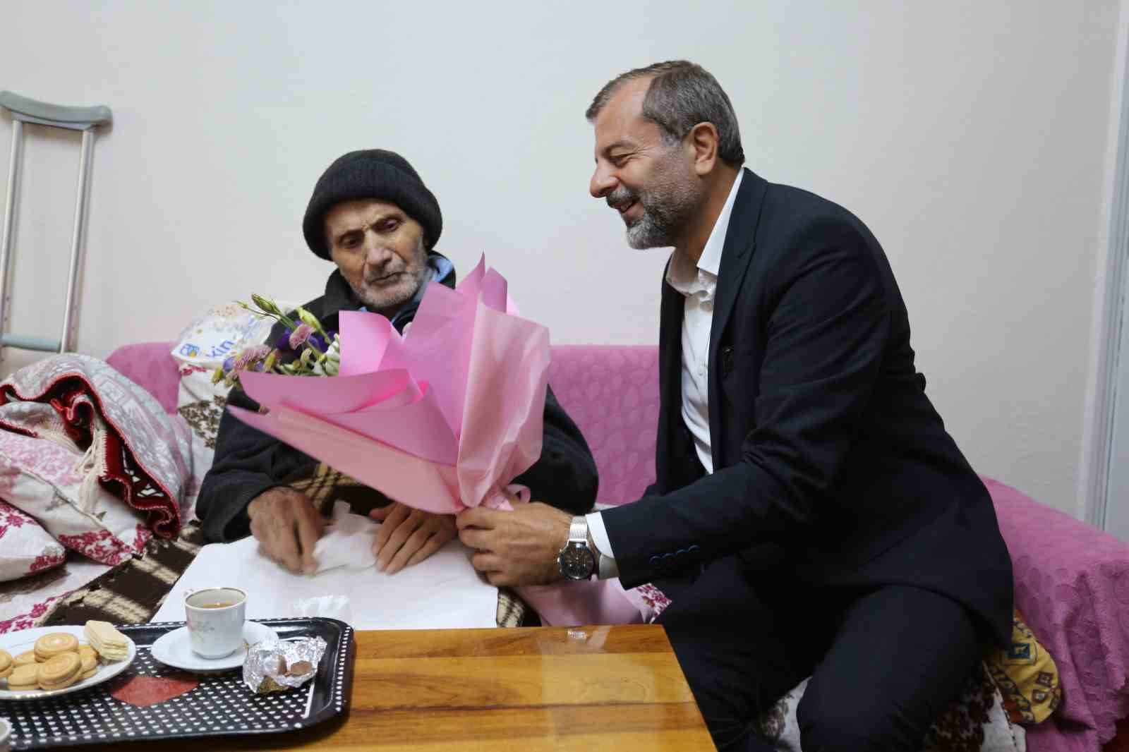 GÜRSU BELEDİYESİ,  AİLE VE SOSYAL HİZMETLER BAKANLIĞI TARAFINDAN DESTEKLENEN ‘YUVAMDA SAĞLIK VE HUZUR VAR’ PROJESİ KAPSAMINDA EKİM AYI ETKİNLİKLERİNE DUYGU YÜKLÜ BİR SAHA ÇALIŞMASI İLE BAŞLADI.  1 EKİM DÜNYA YAŞLILAR GÜNÜ NEDENİYLE, İLÇENİN EN YAŞLI BÜYÜKLERİNİ ZİYARET EDEN GÜRSU BELEDİYE BAŞKANI VE EKİBİ, YAŞLILARIN GÖNÜLLERİNDE TAHT KURDU.