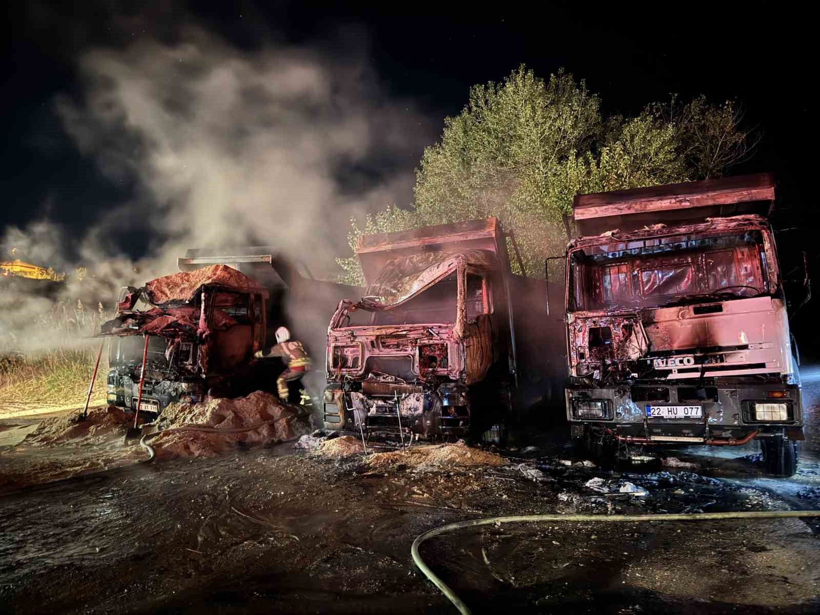 YANGINDA 3 KAMYON ALEV TOPUNA DÖNDÜ