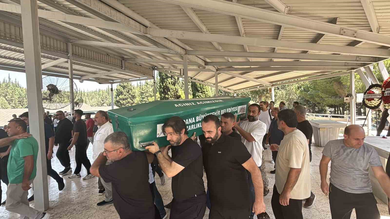 ADANA’DA ALACAK VERECEK MESELESİ YÜZÜNDEN ÇIKAN KAVGADA SİLAHLA VURULARAK ÖLDÜRÜLEN BABA VE OĞLUNUN CENAZESİ DEFNEDİLDİ. OLAYDAN YARALI KURTULAN ANNE İSE CENAZE TÖRENİNE TEKERLEKLİ SANDALYEYLE KATILDI.