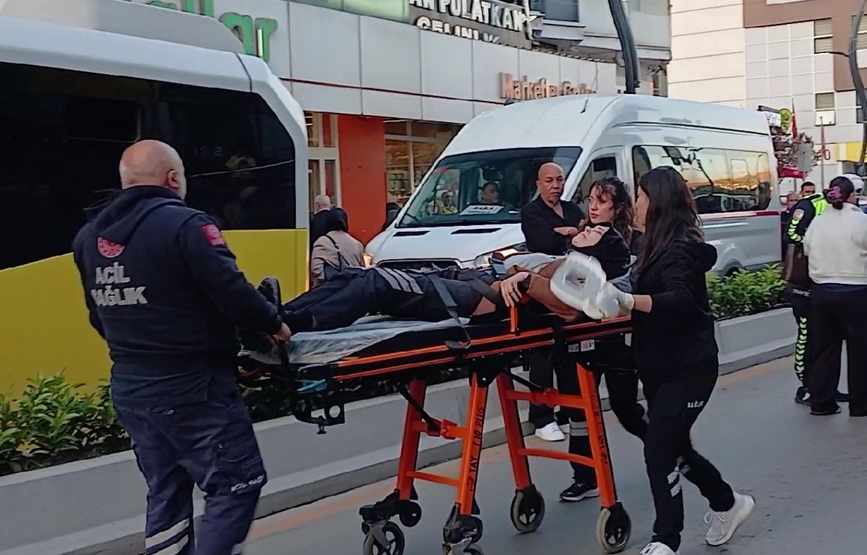 KAZADA HAFİF YARALANAN MELİKE E., İHBAR ÜZERİNE OLAY YERİNE GELEN SAĞLIK EKİPLERİNİN İLK MÜDAHALESİNİN ARDINDAN AMBULANSLA KARABÜK EĞİTİM VE ARAŞTIRMA HASTANESİ’NE KALDIRILDI.