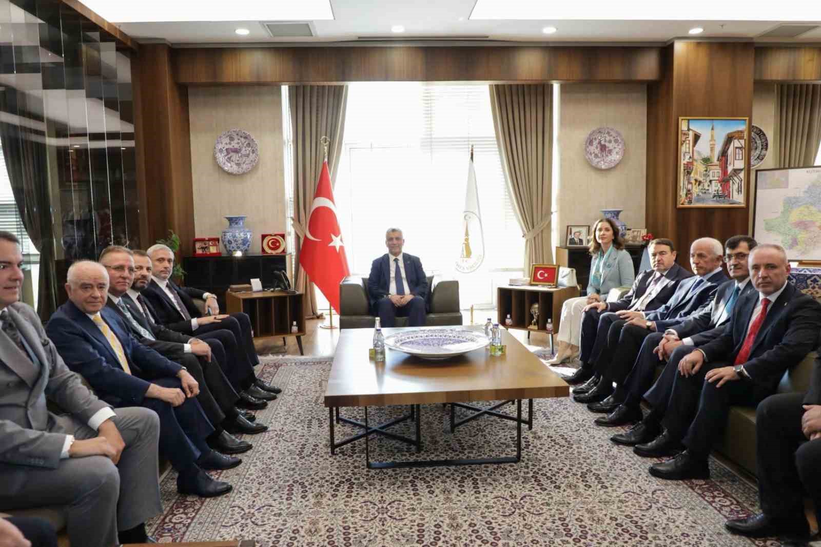 ZİYARETE; KÜTAHYA MİLLETVEKİLLERİ ADİL BİÇER, İSMAİL ÇAĞLAR BAYIRCI VE MEHMET DEMİR, BELEDİYE BAŞKANI EYÜP KAHVECİ, İL PROTOKOLÜ İLE İŞ ADAMLARI KATILDI.