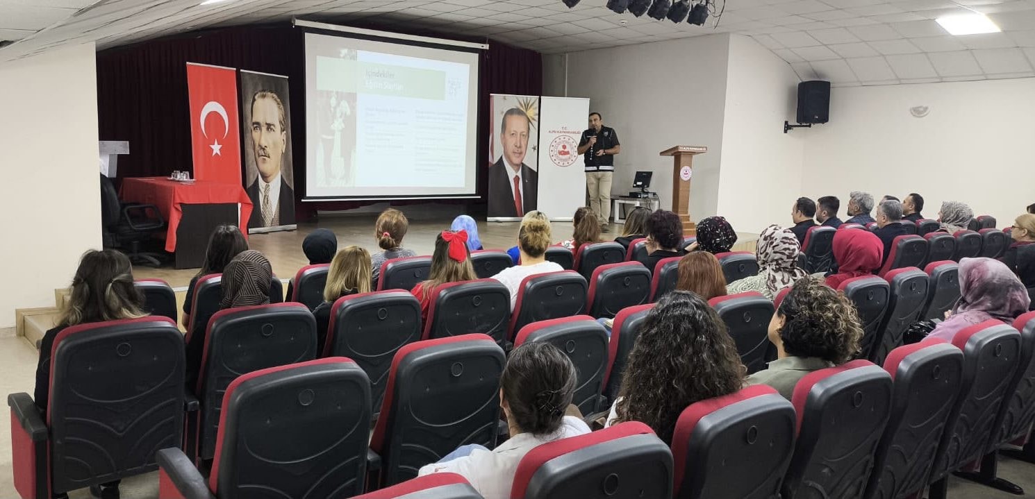 ESKİŞEHİR İL EMNİYET MÜDÜRLÜĞÜ NARKOTİK SUÇLARLA MÜCADELE ŞUBE MÜDÜRLÜĞÜ EKİPLERİ TARAFINDAN SİVRİHİSAR VE ALPU İLÇELERİNDE DÜZENLENEN EĞİTİM FAALİYETLERİNDE 565 KİŞİYE UYUŞTURUCUYLA MÜCADELE VE FARKINDALIK KONULARINDA BİLGİLENDİRME YAPILDI.
