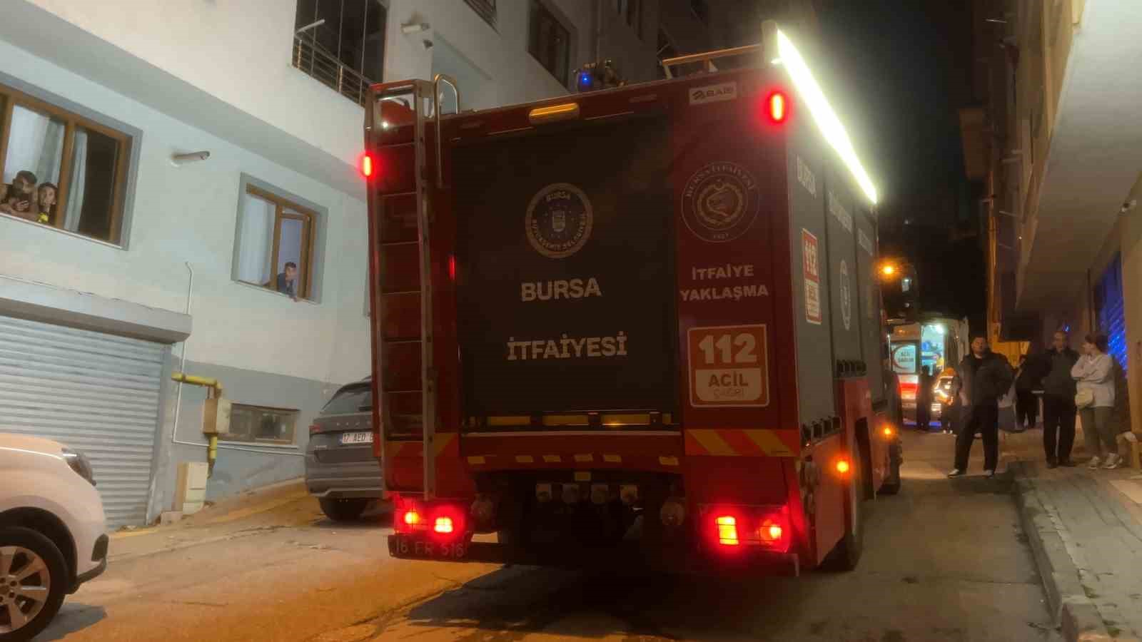 BURSA’DA BİR APARTMANDAN YÜKSELEN YOĞUN DUMAN, VATANDAŞLARA KORKU DOLU ANLAR YAŞATTI. İTFAİYE EKİPLERİNİN MÜDAHALESİYLE YAPILAN İNCELEMEDE YANGIN OLMADIĞI, DUMANIN ASANSÖR BOŞLUĞUNDA AŞIRI ISINAN HALATTAN KAYNAKLANDIĞI BELİRLENDİ.