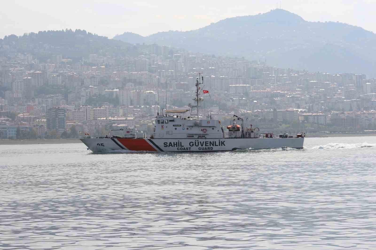KARADENİZ'DE PALAMUT AVININ YOĞUNLAŞMASIYLA BİRLİKTE BALIKÇI TEKNELERİNİN HAREKETLİLİĞİ ARTARKEN, SAHİL GÜVENLİK DOĞU KARADENİZ GRUP KOMUTANLIĞI EKİPLERİ DENETİMLERİNİ KARADAN, HAVADAN VE DENİZDEN SÜRDÜRÜYOR.