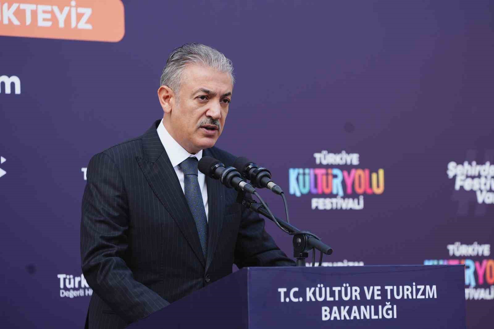 MARDİN VALİSİ TUNCAY AKKOYUN DA MARDİN'DE FESTİVALİN İKİNCİSİNİ GERÇEKLEŞTİRMENİN MUTLULUĞUNU YAŞADIKLARINI BELİRTEREK, ŞUNLARI SÖYLEDİ