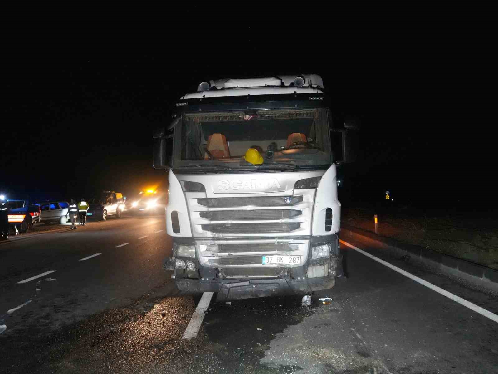 KASTAMONU’NUN TAŞKÖPRÜ İLÇESİNDE TIR İLE OTOMOBİLİN ÇARPIŞTIĞI KAZADA SÜRÜCÜ CİHAN ERGÜN İLE YANINDA BULUNAN EŞİ SEYHAN ERGÜN HAYATINI KAYBETTİ.