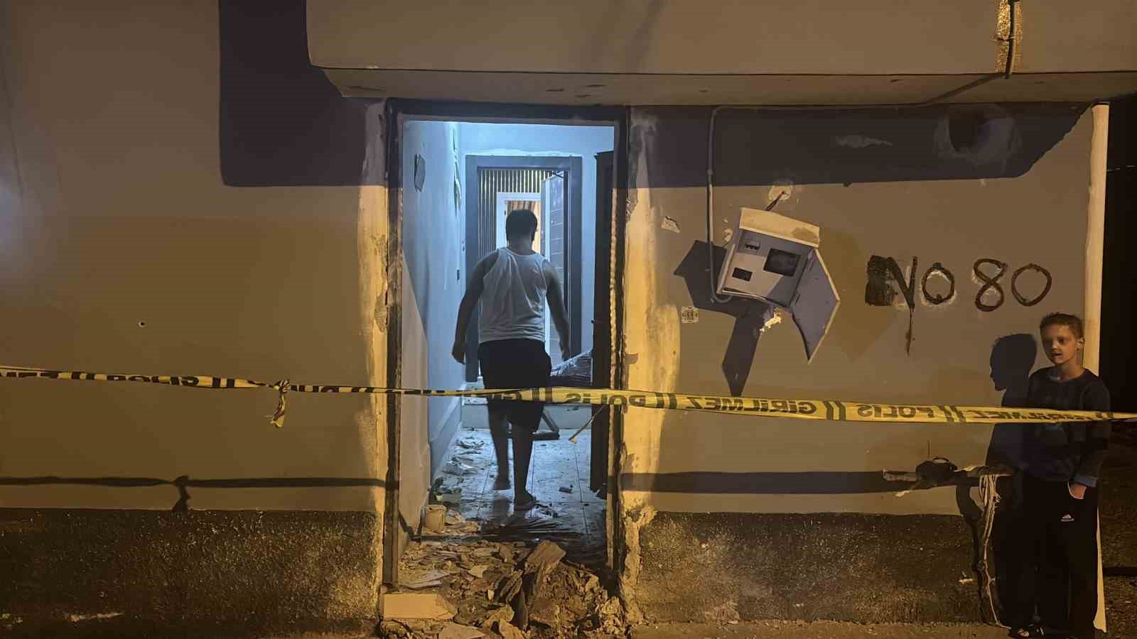 ADANA'DA BİR EVE, MOTOSİKLETLE GELEN KİMLİĞİ BELİRSİZ 2 KİŞİ TARAFINDAN EL YAPIMI PATLAYICI ATILDI. PATLAMADA YARALANAN OLMAZKEN EVDE GENİŞ ÇAPLI HASAR MEYDANA GELDİ. POLİS, SALDIRGANLARI YAKALAMAK İÇİN ÇALIŞMA BAŞLATTI.