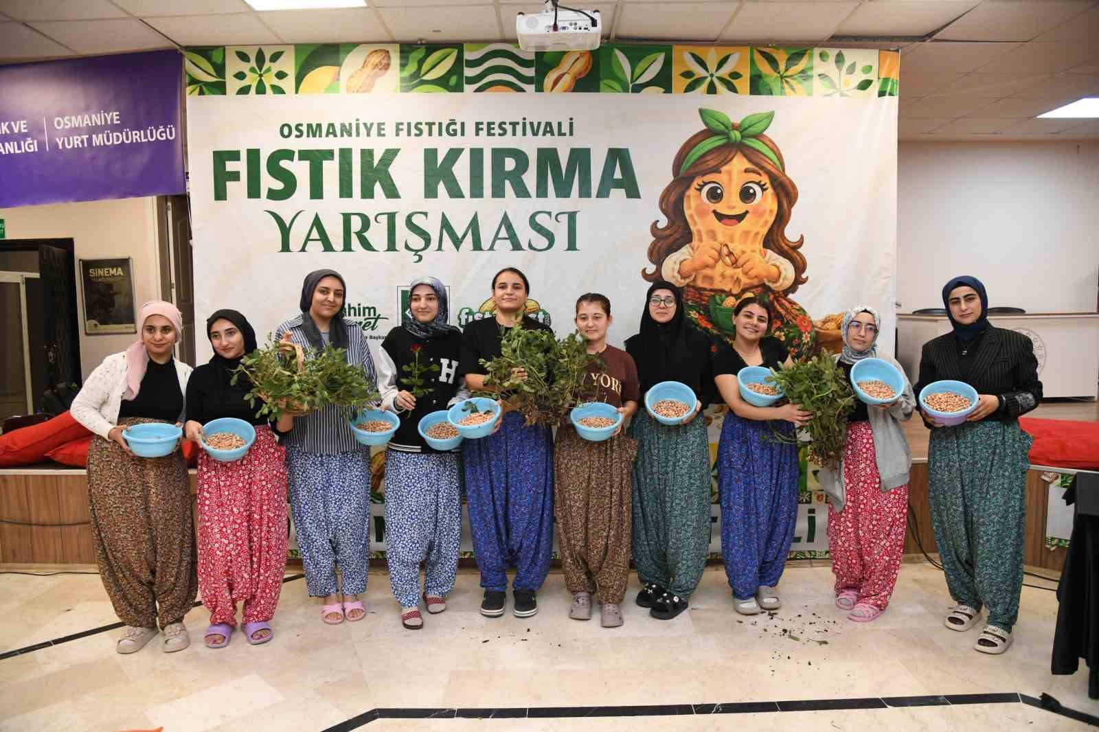 OSMANİYE’DE BU YIL 3’ÜNCÜSÜ DÜZENLENECEK OSMANİYE FISTIĞI FESTİVALİ KAPSAMINDA KYK KIZ ÖĞRENCİ YURDU’NDA GERÇEKLEŞTİRİLEN YER FISTIĞI KIRMA YARIŞMASINDA 10 ÜNİVERSİTE ÖĞRENCİSİ, EN KISA SÜREDE FISTIK AYIKLAMAK İÇİN KIYASIYA MÜCADELE ETTİ.