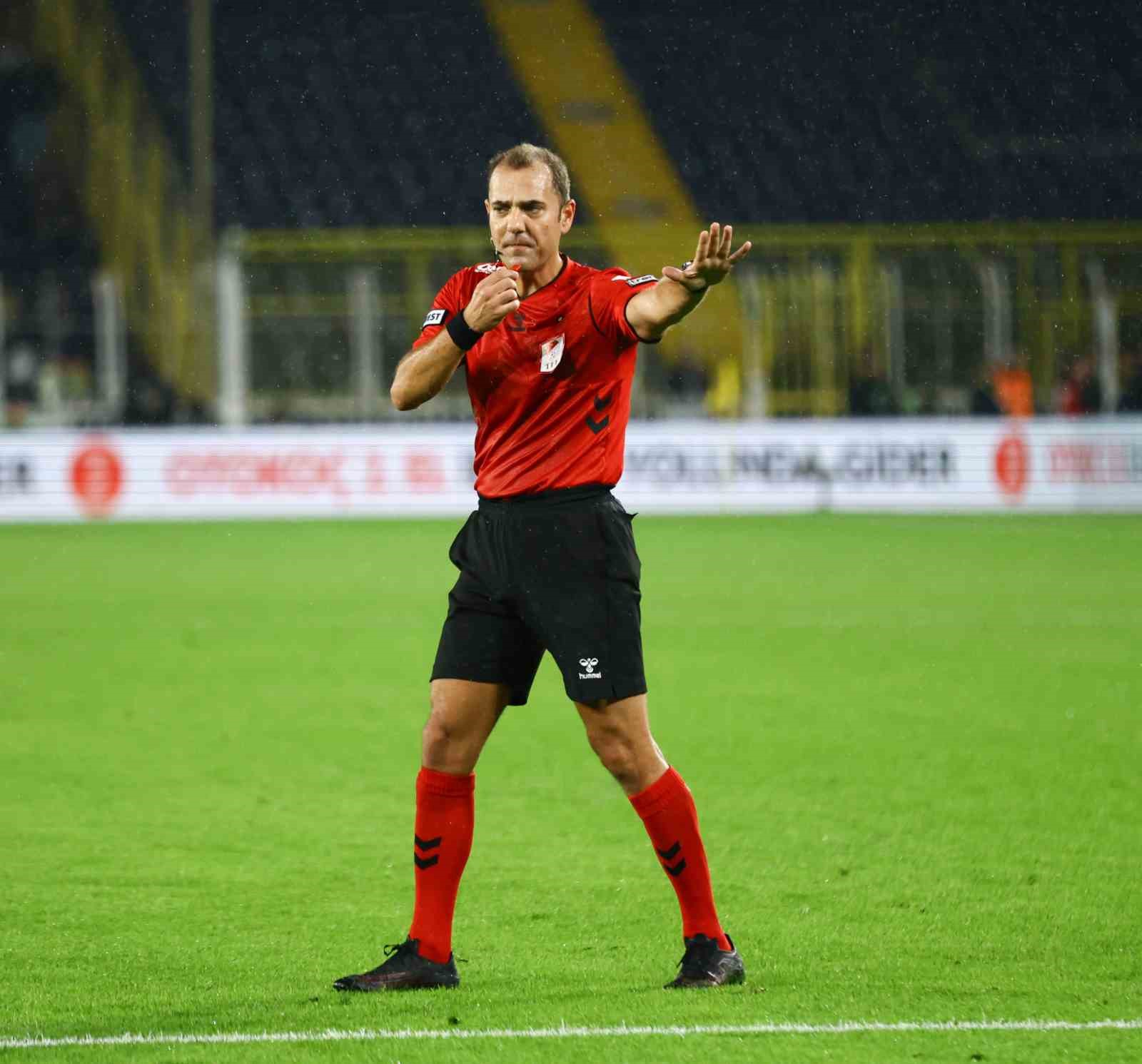 TRENDYOL SÜPER LİG'İN 8. HAFTASINDA FENERBAHÇE, CORENDON ALANYASPOR'U KONUK EDİYOR. MÜCADELENİN İLK YARISI SARI-LACİVERTLİLERİN 1-0'LIK ÜSTÜNLÜĞÜYLE TAMAMLANDI.