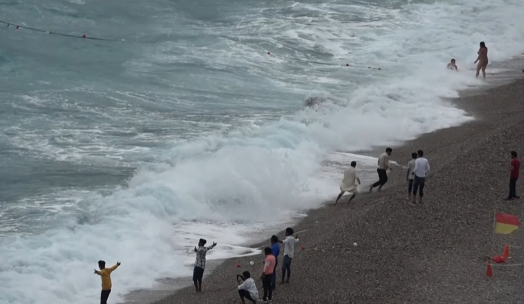 METEOROLOJİ GENEL MÜDÜRLÜĞÜNÜN UYARIDA BULUNDUĞU ANTALYA'DA ÖĞLE SAATLERİNDE ANİDEN BAŞLAYAN FIRTINA, DEV DALGALAR OLUŞTURDUĞU DÜNYACA ÜNLÜ SAHİLİ BEYAZA BÜRÜDÜ.
