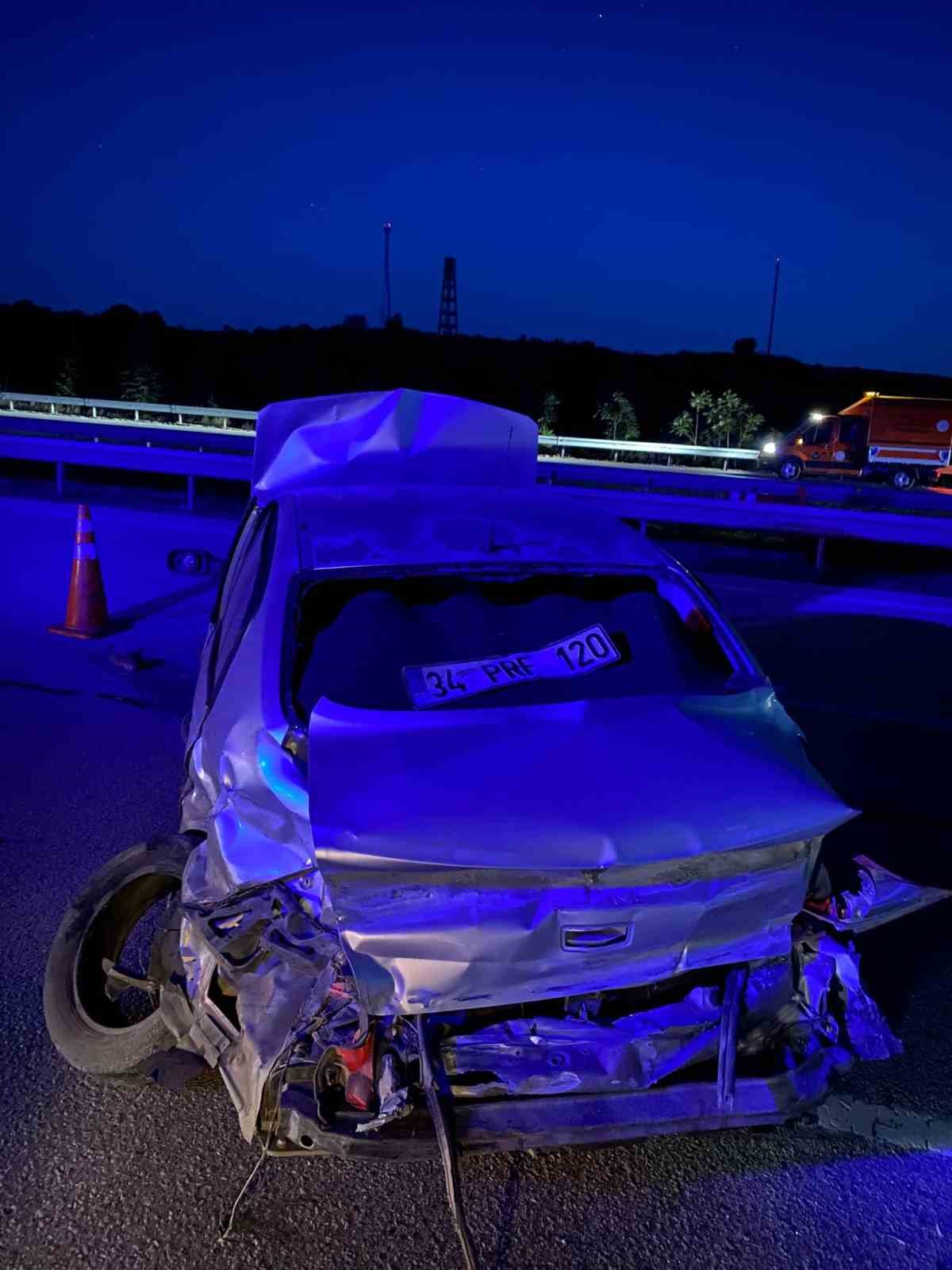 KIRKLARELİ'DE BARİYERLERE ÇARPAN OTOMOBİL HURDAYA DÖNDÜ