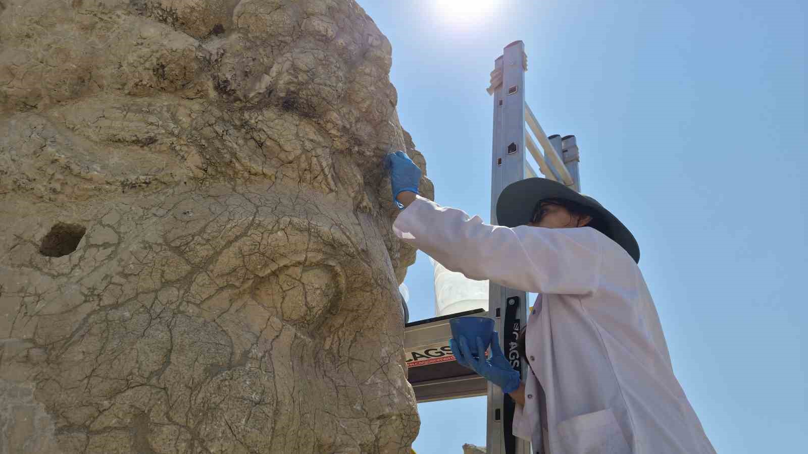 ADIYAMAN'DA UNESCO DÜNYA KÜLTÜR MİRASI LİSTESİ'NDE BULUNAN NEMRUT DAĞI'NDAKİ TARİHİ HEYKELLER, ZAMANA VE DOĞA ŞARTLARINA KARŞI NANO TEKNOLOJİYLE HAZIRLANAN ÖZEL KİREÇ ÇÖZELTİSİ KULLANILARAK GÜÇLENDİRİLİYOR.