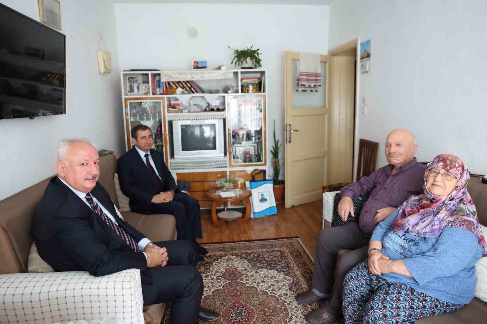 ÇANAKKALE’DE 1 EKİM DÜNYA YAŞLILAR GÜNÜ DÜZENLENEN YÜRÜYÜŞLE KUTLANDI.