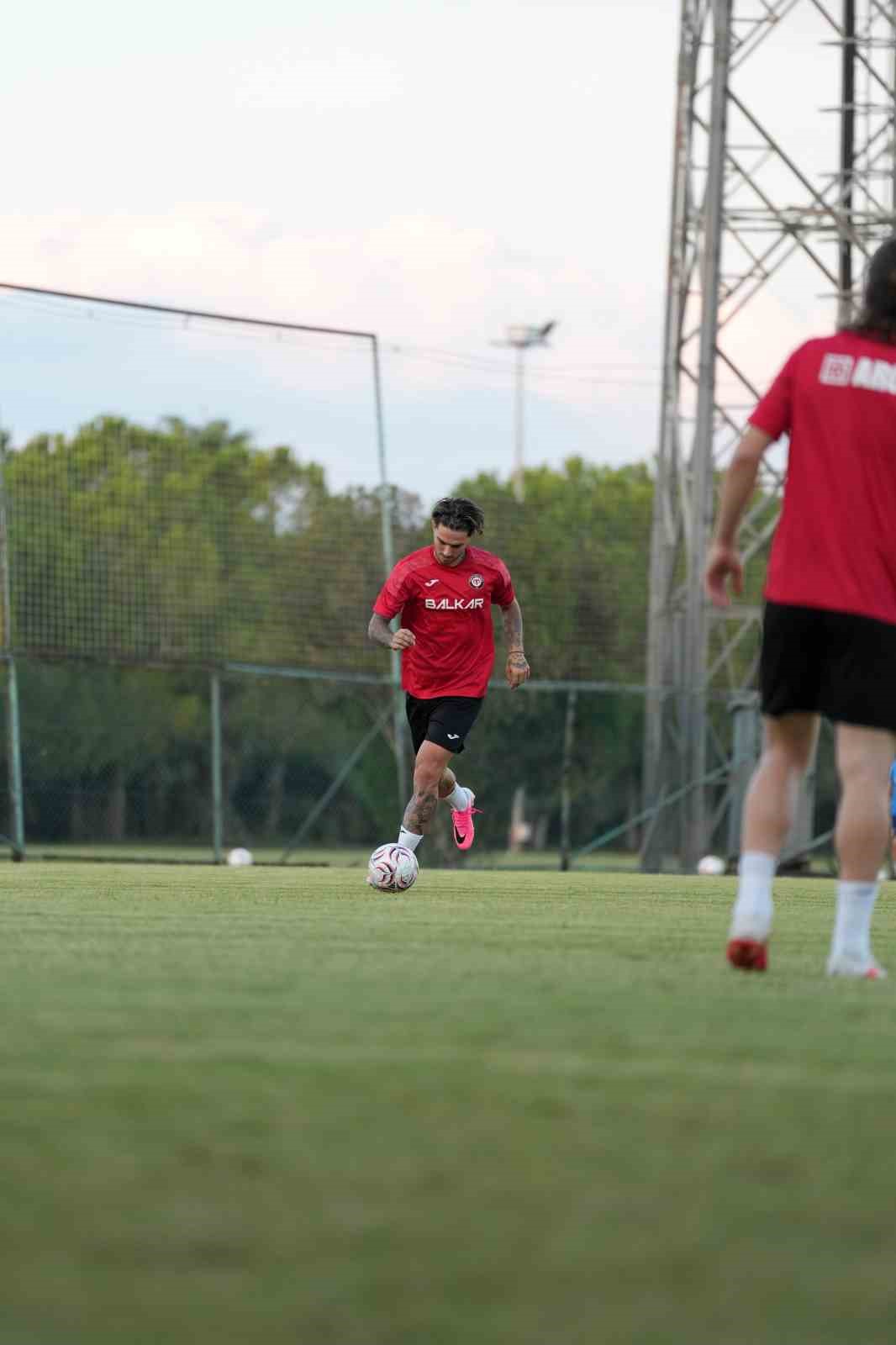 TRENDYOL SÜPER LİG EKİPLERİNDEN ÇORUM FK, MİLLÎ MAÇLAR NEDENİYLE LİGE VERİLEN ARADA GERÇEKLEŞTİRECEĞİ KAMP ÇALIŞMALARI İÇİN ANTALYA’DA TOPLANDI. KIRMIZI-SİYAHLI EKİP KAMPIN İLK İDMANINI SÜRDÜRDÜ.