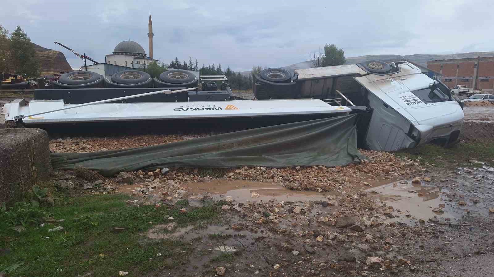 TIR KANALA DÜŞTÜ EKİPLER MÜDAHALEDE BULUNDU