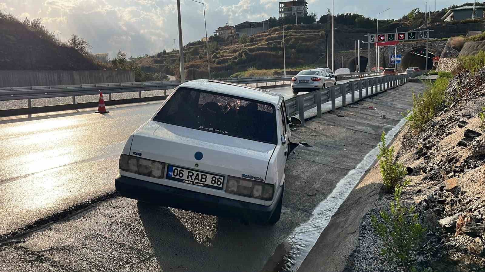ANTALYA’NIN ALANYA İLÇESİNDE KONTROLDEN ÇIKAN OTOMOBİLİN DEMİR BARİYERLERE ÇARPMASI SONUCU MEYDANA GELEN KAZADA SÜRÜCÜ YARALANDI.