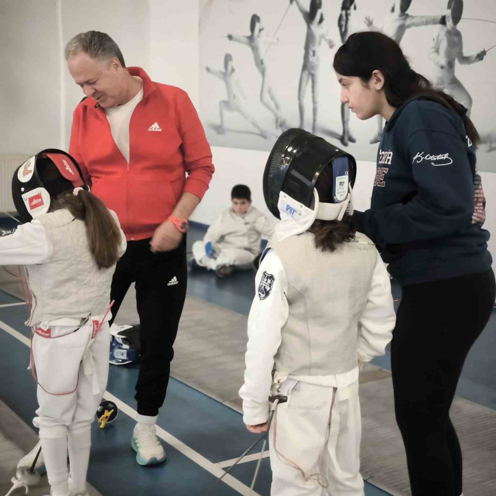 ESKİŞEHİR'DE AMATÖR SPOR HAFTASI ETKİNLİKLERİ KAPSAMINDA PROF. DR. FETHİ HEPER ESKRİM SALONU’NDA 'ESKRİM FLÖRE' ETKİNLİĞİ GERÇEKLEŞTİRİLDİ.
