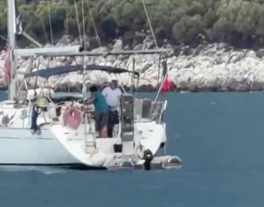 ANTALYA’NIN DEMRE İLÇESİNDE SAHİL GÜVENLİK VE JANDARMA EKİPLERİNİN DÜZENSİZ GÖÇMEN KAÇAKÇILIĞINA YÖNELİK ORTAK OPERASYONUNDA AFGANİSTAN UYRUKLU 19 GÖÇMEK VE 3 ORGANİZATÖR YAKALANDI. OLAYLA İLGİLİ OLDUĞU BELİRLENEN 4 KİŞİNİN İSE YAKALANMASINA YÖNELİK ÇALIŞMALAR SÜRÜYOR.