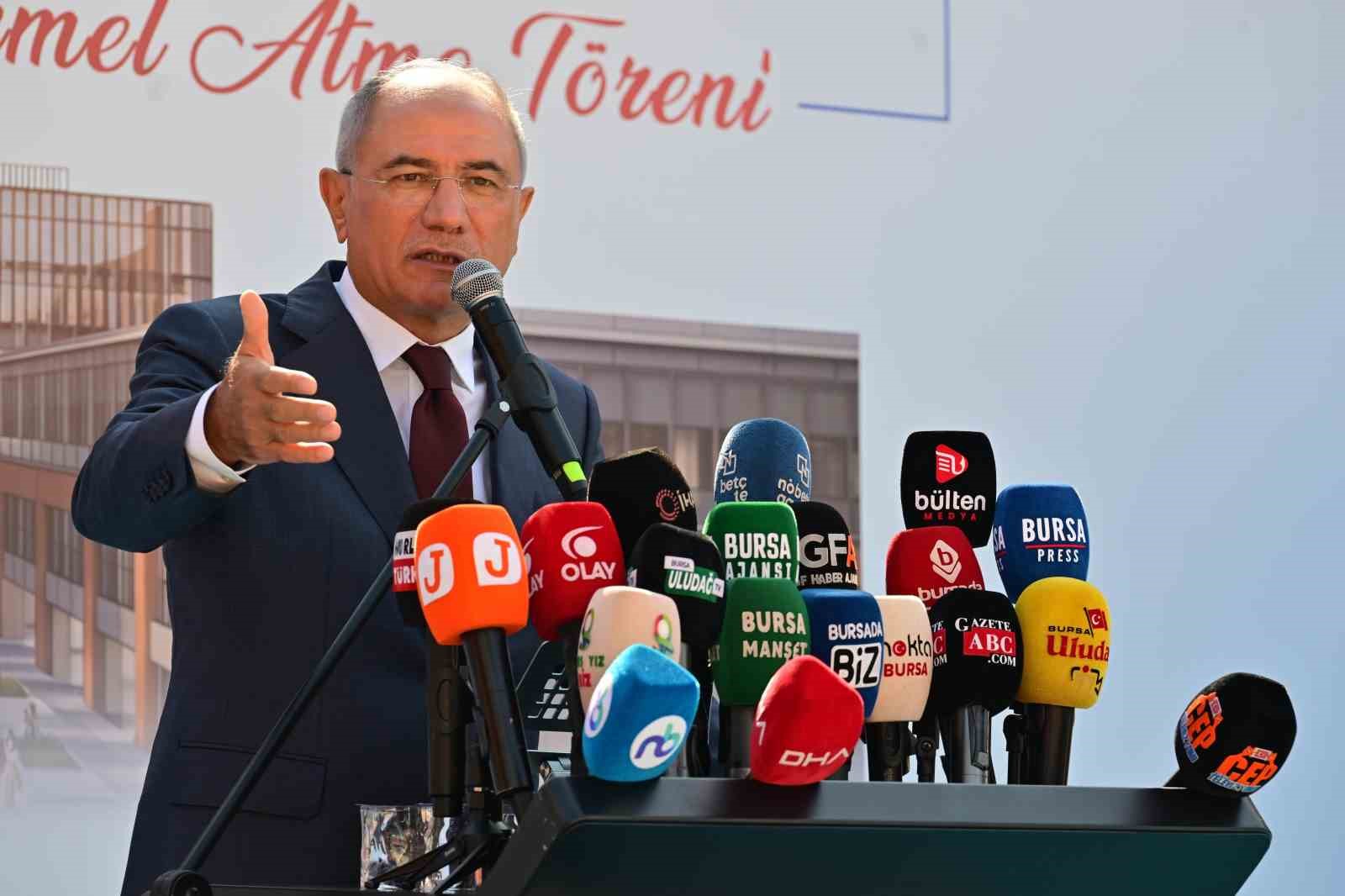 YILDIRIM BELEDİYESİ, KENTİN SOSYAL VE KÜLTÜREL YAŞAMINA DEĞER KATACAK ÖNEMLİ BİR PROJEYİ DAHA HAYATA GEÇİRİYOR. TEMELİ ATILAN DUAÇINARI KÜLTÜR VE YAŞAM MERKEZİ, MODERN YAPISI VE ÇOK YÖNLÜ KULLANIM ALANLARIYLA BURSALILARIN YENİ BULUŞMA NOKTASI OLACAK.