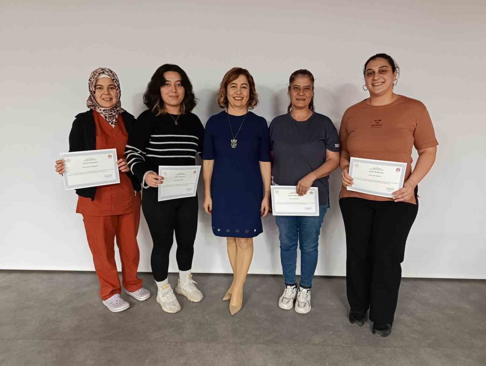 AYDIN ŞEHİR HASTANESİ'NDE ANNE S&Uuml;T&Uuml;N&Uuml;N TEŞVİKİ VE BEBEK DOSTU SAĞLIK KURULUŞLARI PROGRAMI KAPSAMINDA D&Uuml;ZENLENEN EMZİRME DANIŞMANLIĞI EĞİTİMİ'Nİ BAŞARIYLA TAMAMLAYAN KATILIMCILARA SERTİFİKALARI T&Ouml;RENLE VERİLDİ.