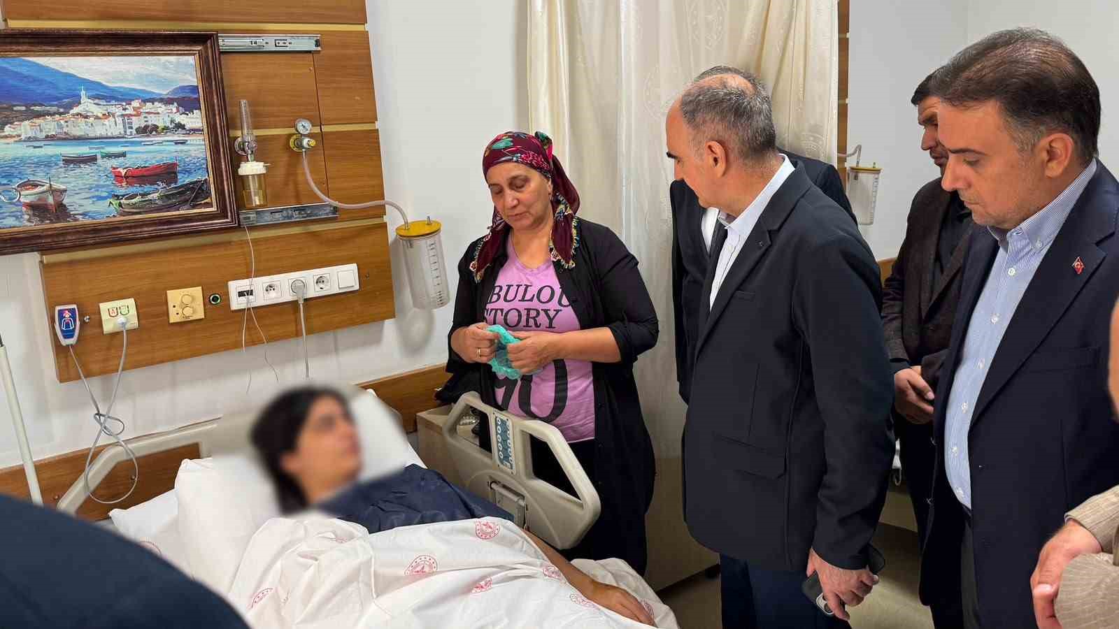 TURGUTLU’DA KRİZ MASASI OLUŞTURULURKEN, YARALI ÖĞRENCİLERİ HASTANEDE ZİYARET EDEN ÖZKAN, VELİLERLE GÖRÜŞTÜ VE DOKTORLARDAN ÖĞRENCİLERİN SAĞLIK DURUMLARI HAKKINDA BİLGİ ALDI.