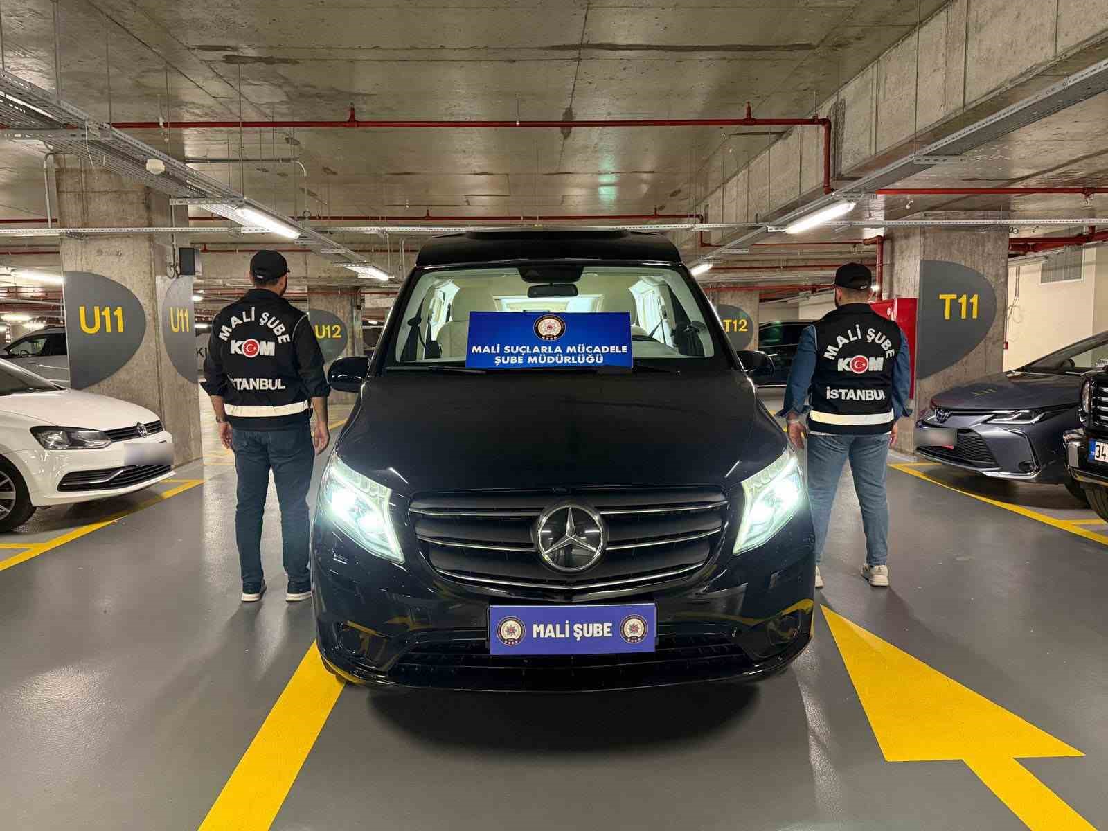 İSTANBUL’DA, KRİPTO PARA DOLANDIRICILIĞI YAPTIĞI İDDİASIYLA INTERPOL TARAFINDAN KIRMIZI BÜLTENLE ARANAN RİCHARD JAMES SCHUELER, MİT DESTEKLİ POLİS OPERASYONUNDA EŞİYLE BİRLİKTE YAKALANMIŞTI. ŞÜPHELİNİN EŞİ ADINA KAYITLI 9 ARACA EL KONULDU.