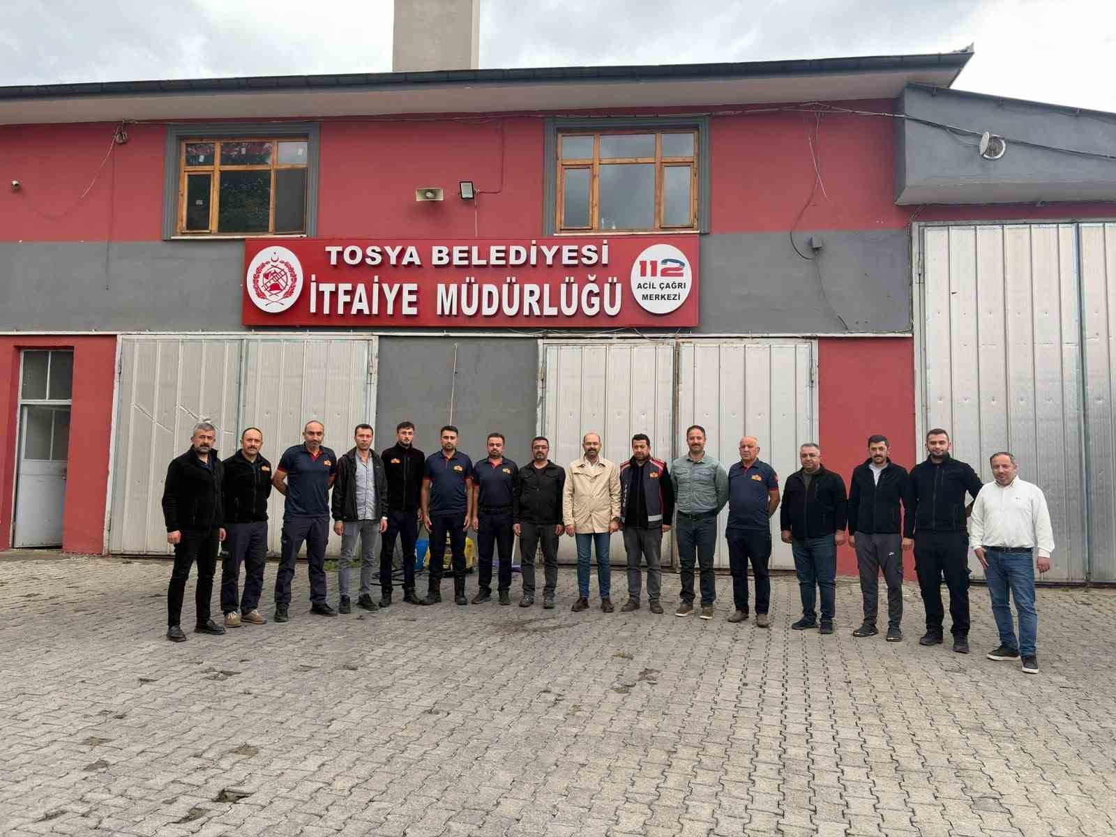 TOSYA BELEDİYE BAŞKANI VOLKAN KAVAKLIGİL, İTFAİYE HAFTASI ETKİNLİKLERİ KAPSAMINDA İTFAİYECİLERİ ZİYARET EDEREK, HAFTALARINI KUTLADI.